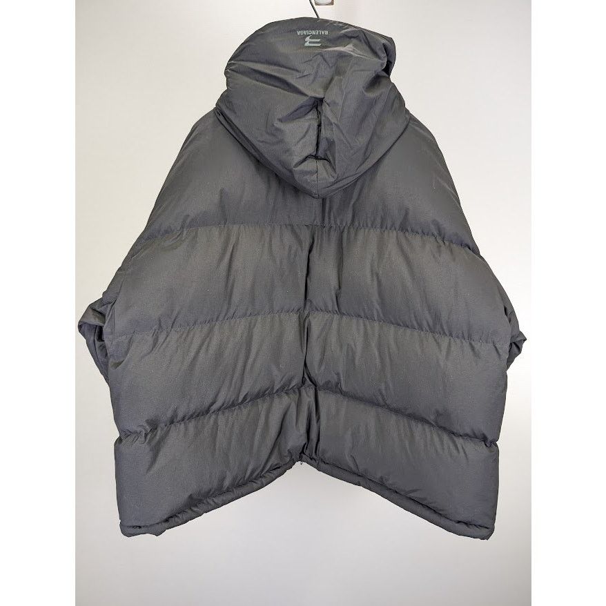 Balenciaga o1rshd1 Sporty B Down Puffer Jacket in Black Size US M / EU 48-50 / 2 - 12 Thumbnail