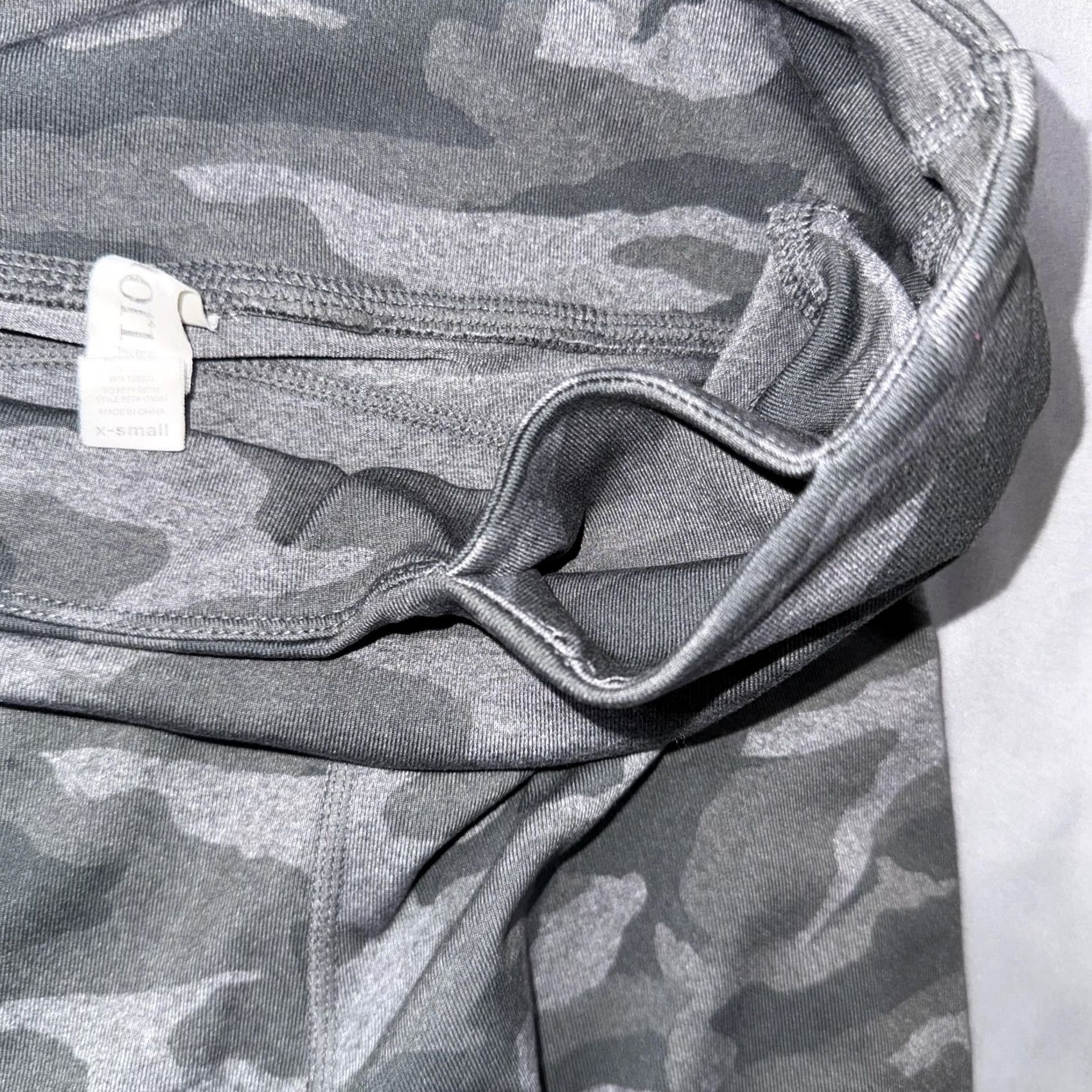 Vuori Vuori Leggings Womens XS Gray Camouflage Ankle High Rise Pull On Pocket Slim Athletic Training Running Yoga Shirt? Size 26" / US 2 / IT 38 - 4 Thumbnail