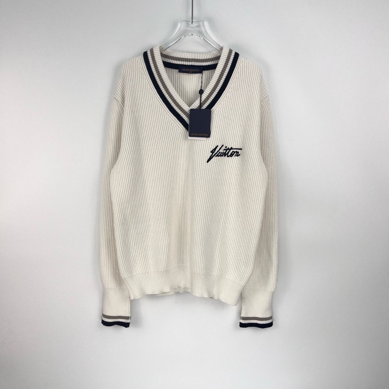 Louis Vuitton Louis Vuitton Creamy white monogrammed logo small V-neck wo Size US M / EU 48-50 / 2 - 3 Thumbnail