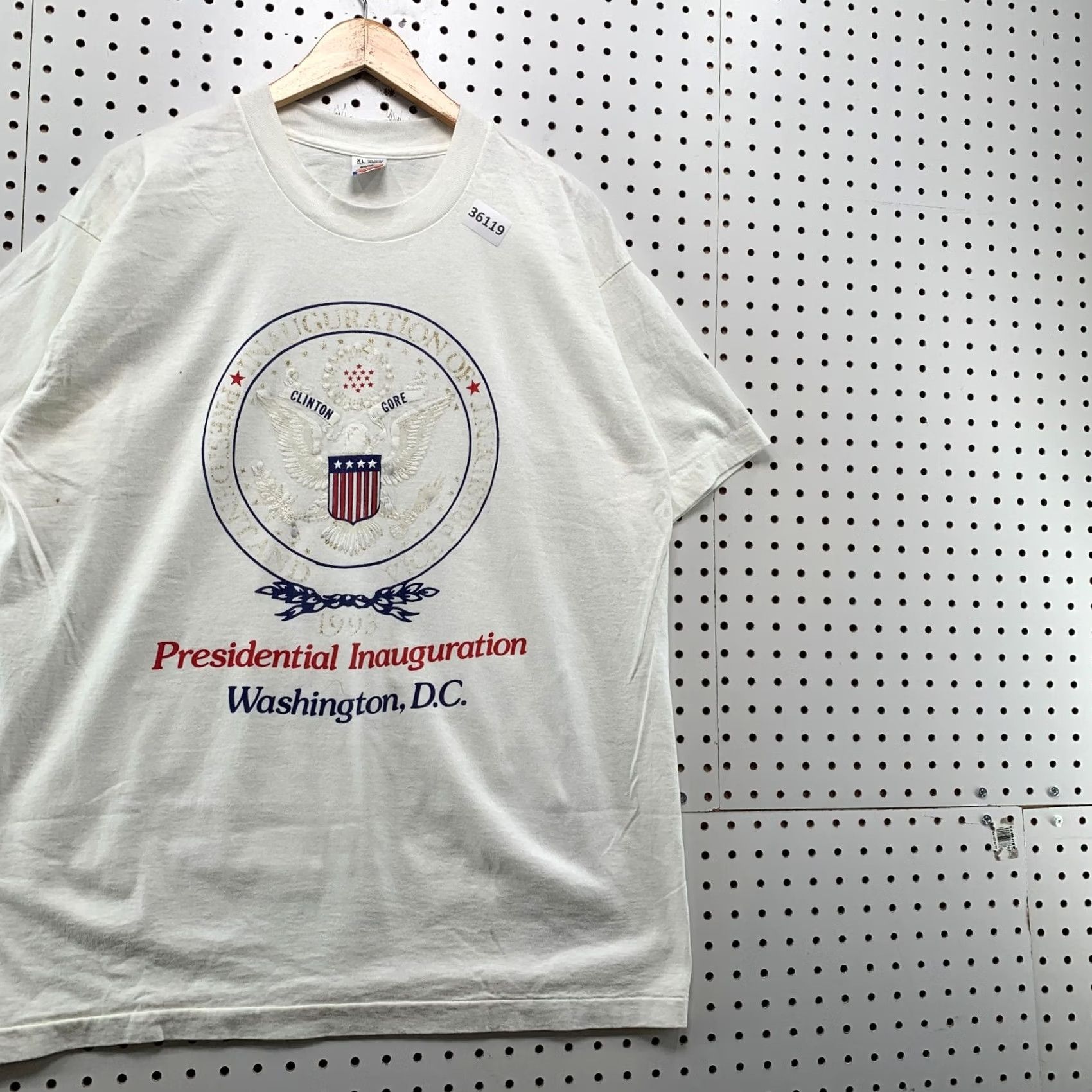 Fruit Of The Loom VINTAGE Bill Clinton USA Inauguration Shirt Mens XL White 1993 90s USA 23x30.5 Crew Neck Short Sleeve Fruit of the Loom T-Shirt} Size US XL / EU 56 / 4 - 4 Thumbnail