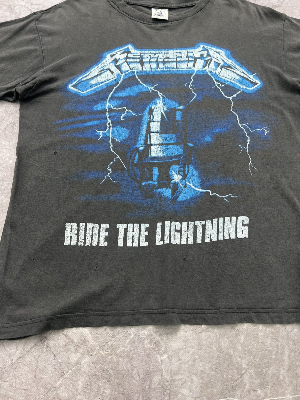 Metallica × Vintage Metallica Ride The Lightning band t-shirts size M sun faded Size US M / EU 48-50 / 2 - 5 Thumbnail