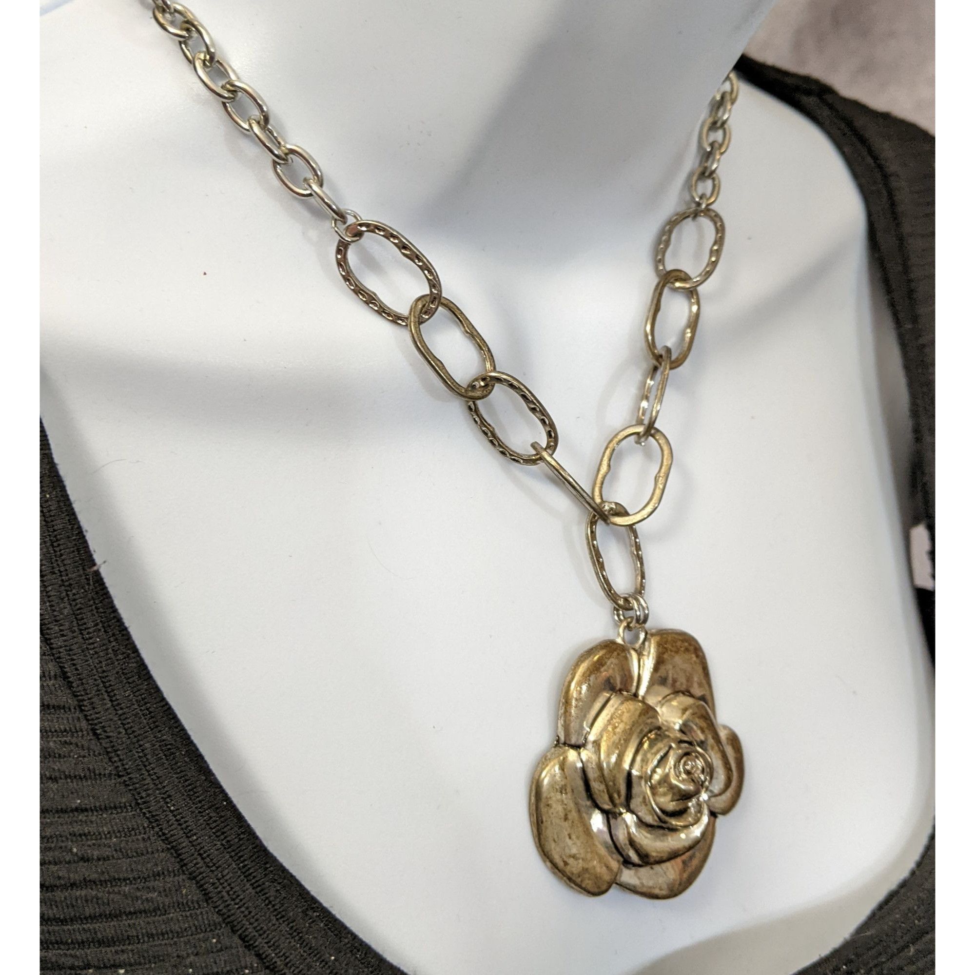 Other Silver Metal Chunky Flower Pendant Necklace Size ONE SIZE - 4 Thumbnail