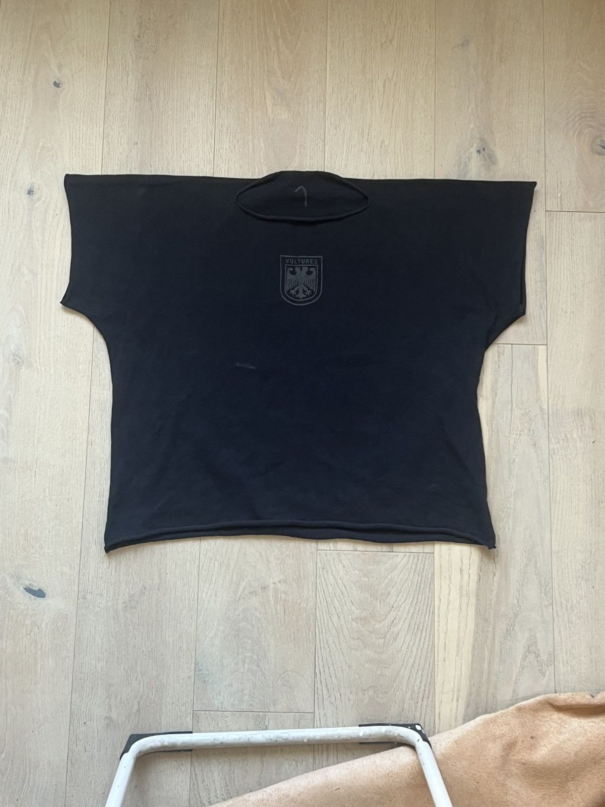 Yeezy Yeezy vultures small tee shirt black size 1 Size US S / EU 44-46 / 1 - 2 Thumbnail