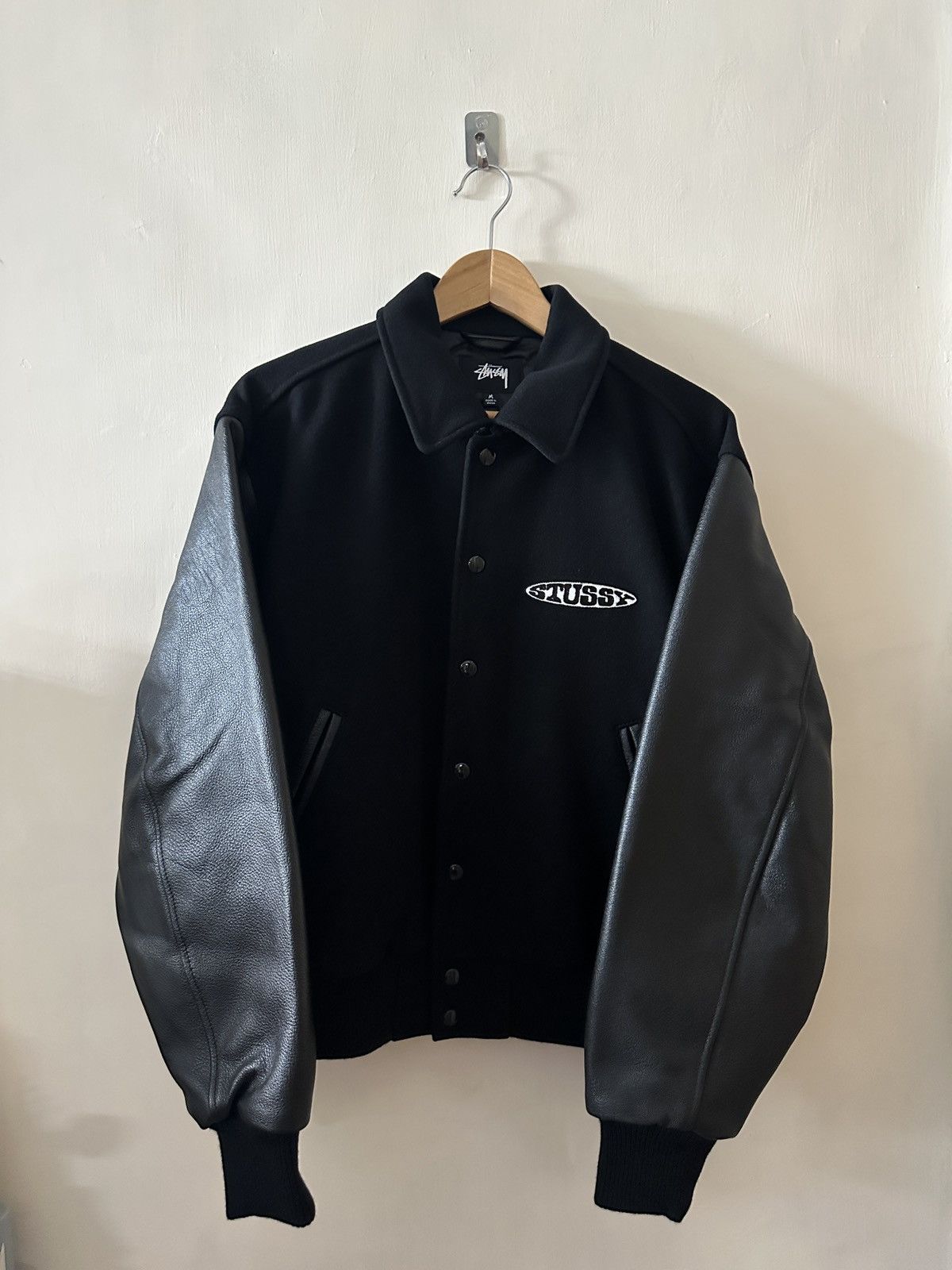 Stussy Stussy FW25 Globe Varsity jacket wit black leather sleeves Size US M / EU 48-50 / 2 - 2 Thumbnail