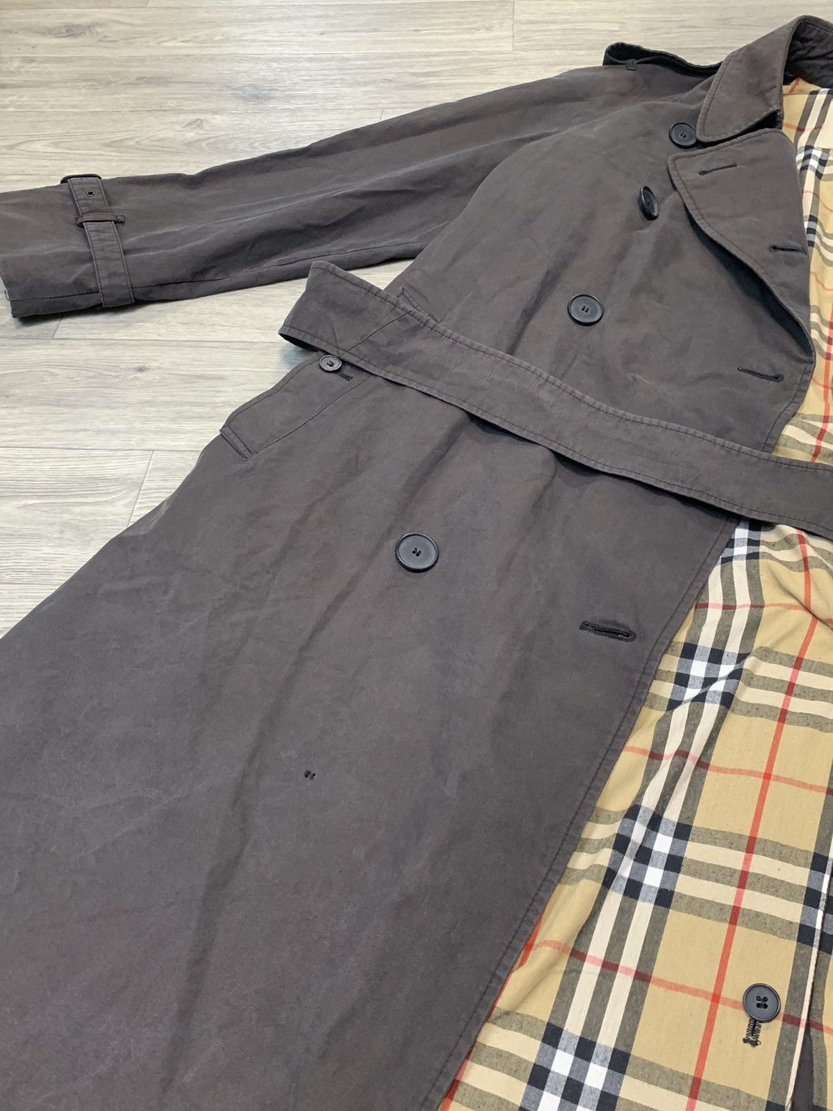 Burberry Burberry London Vintage Trench Coat Plaid Lining Size 50 Size US M / EU 48-50 / 2 - 4 Thumbnail