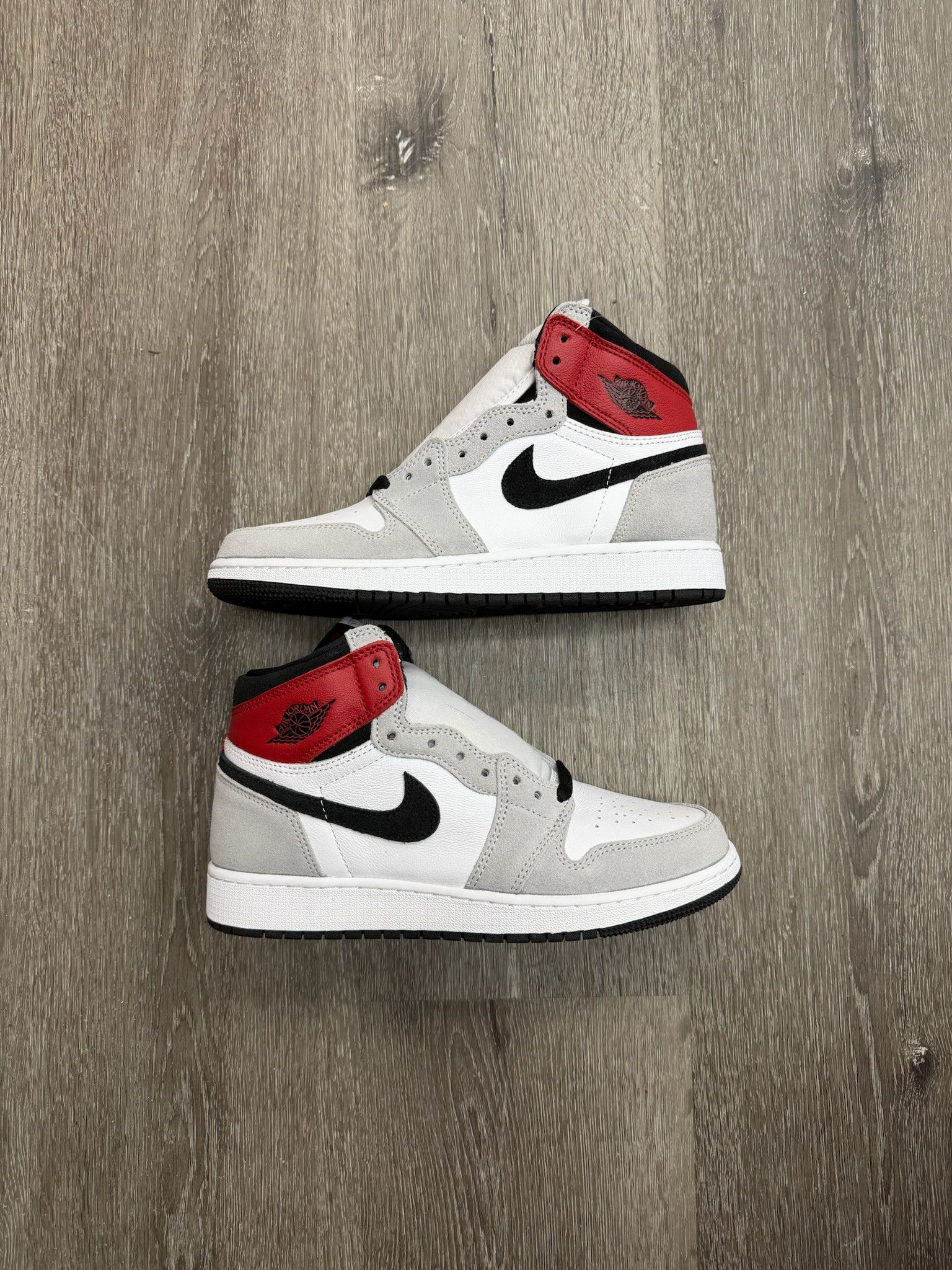 Jordan Brand Air Jordan 1 Retro High "Light Smoke Grey" (GS) - Size 6.5 Size US 6.5 / EU 39-40 - 1 Thumbnail