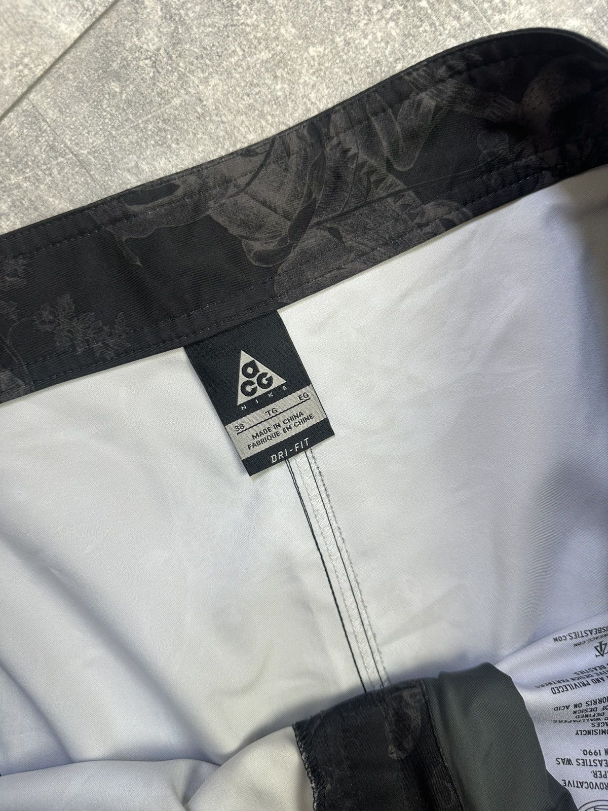 Nike Nike ACG Vintage Outdoor Fish Print Shorts Size US 38 / EU 54 - 8 Thumbnail