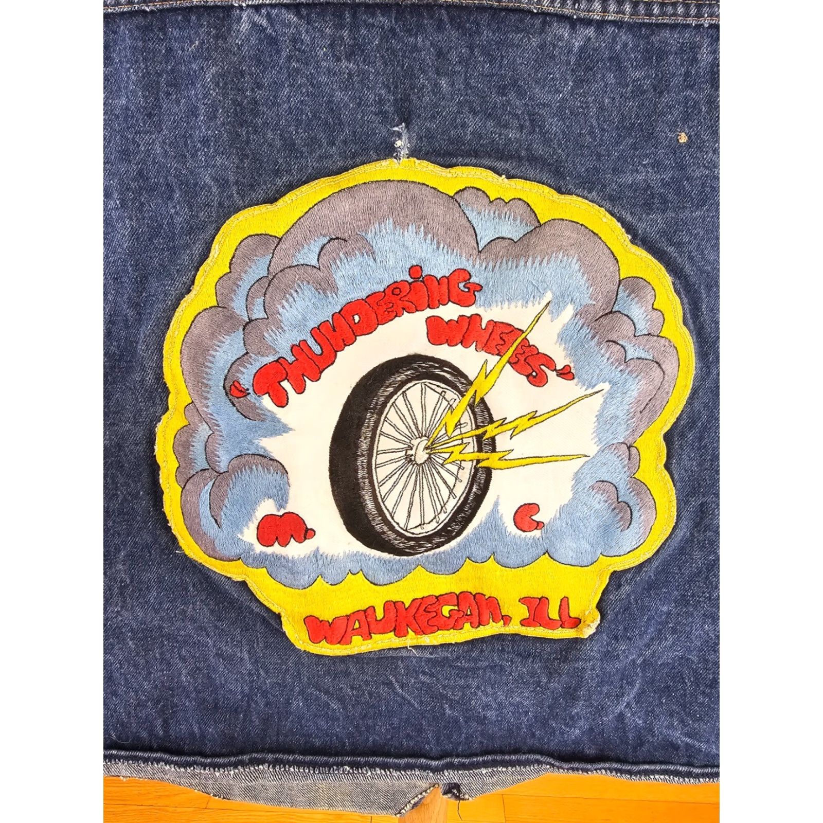 Denime VINTAGE THUNDERING WHEELS MC DENIM VEST XL SHIRT Men BLUE Biker 70's Illinois WAUKEGAN MC Title Gear Mens Size US XL / EU 56 / 4 - 2 Thumbnail
