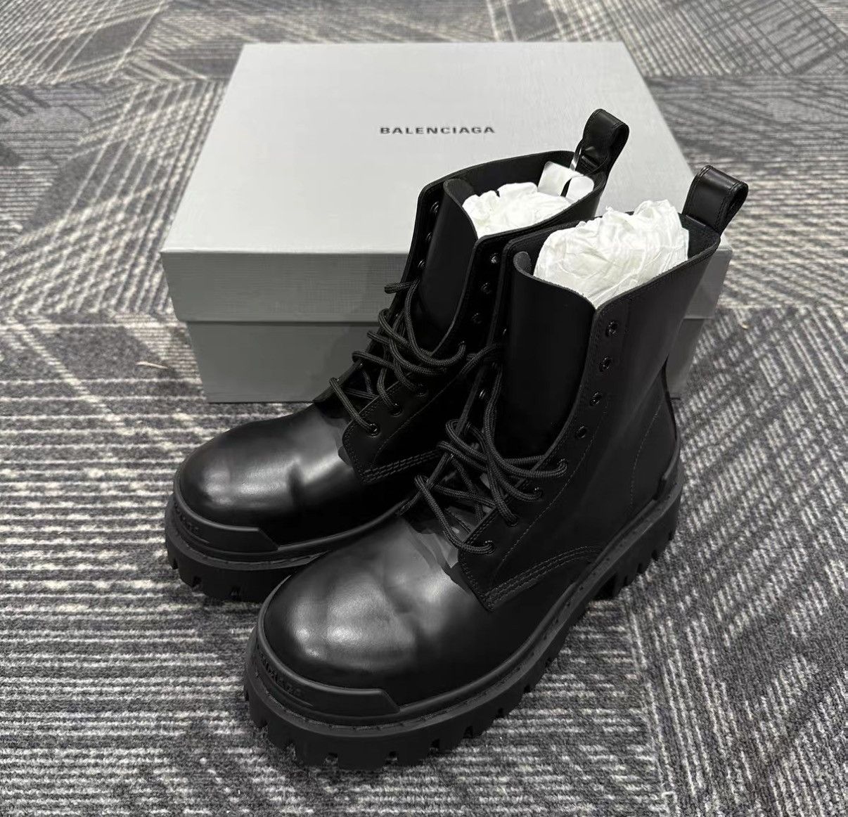 Balenciaga Balenciaga Strike Calfskin Round Toe Ankle Boots J42 Size US 8 / IT 38 - 1 Thumbnail