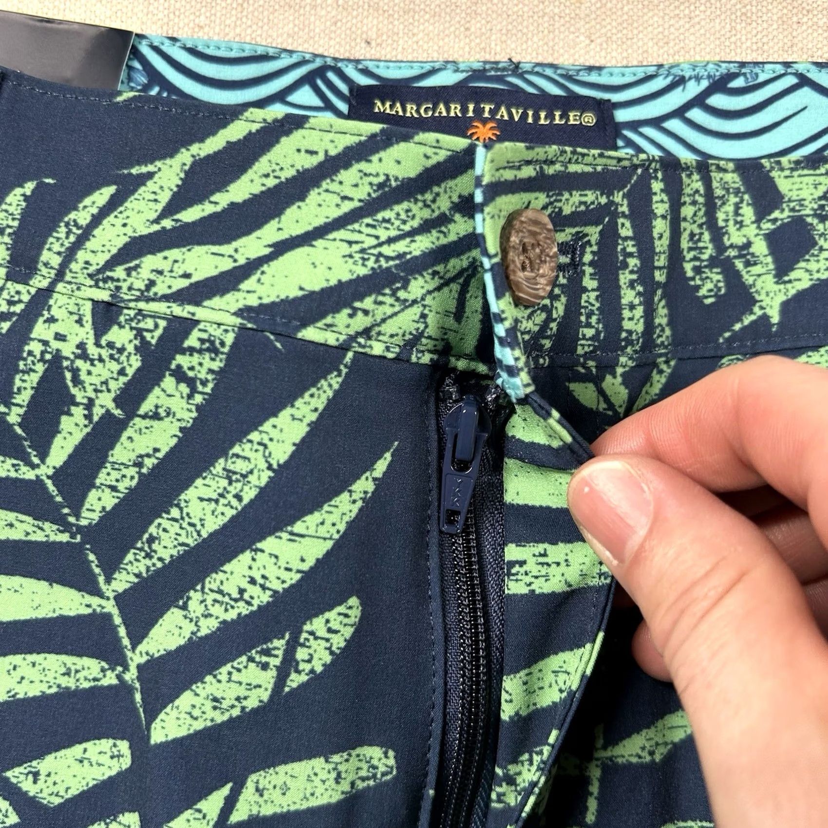 Vintage Margaritaville Shorts Mens 30 Chino Performance Golf Floral Insignia Blue Navy Beige? No Beige. Size US 30 / EU 46 - 3 Thumbnail