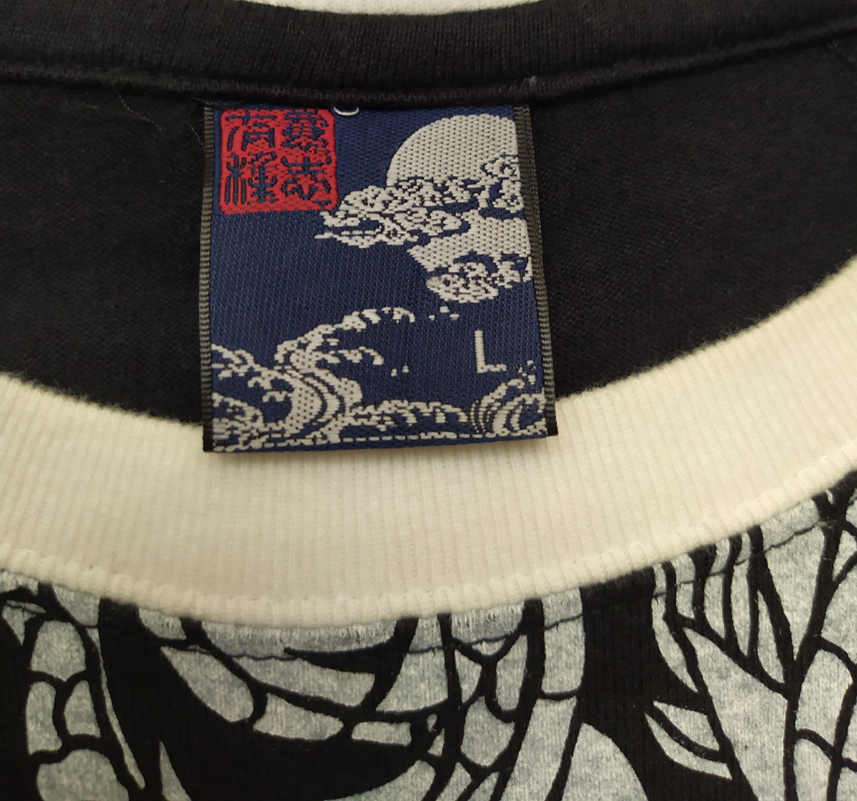 Vintage Vintage Japanese Brand Dragon & Koi Tee Silver Foil Graphic Size US M / EU 48-50 / 2 - 4 Thumbnail