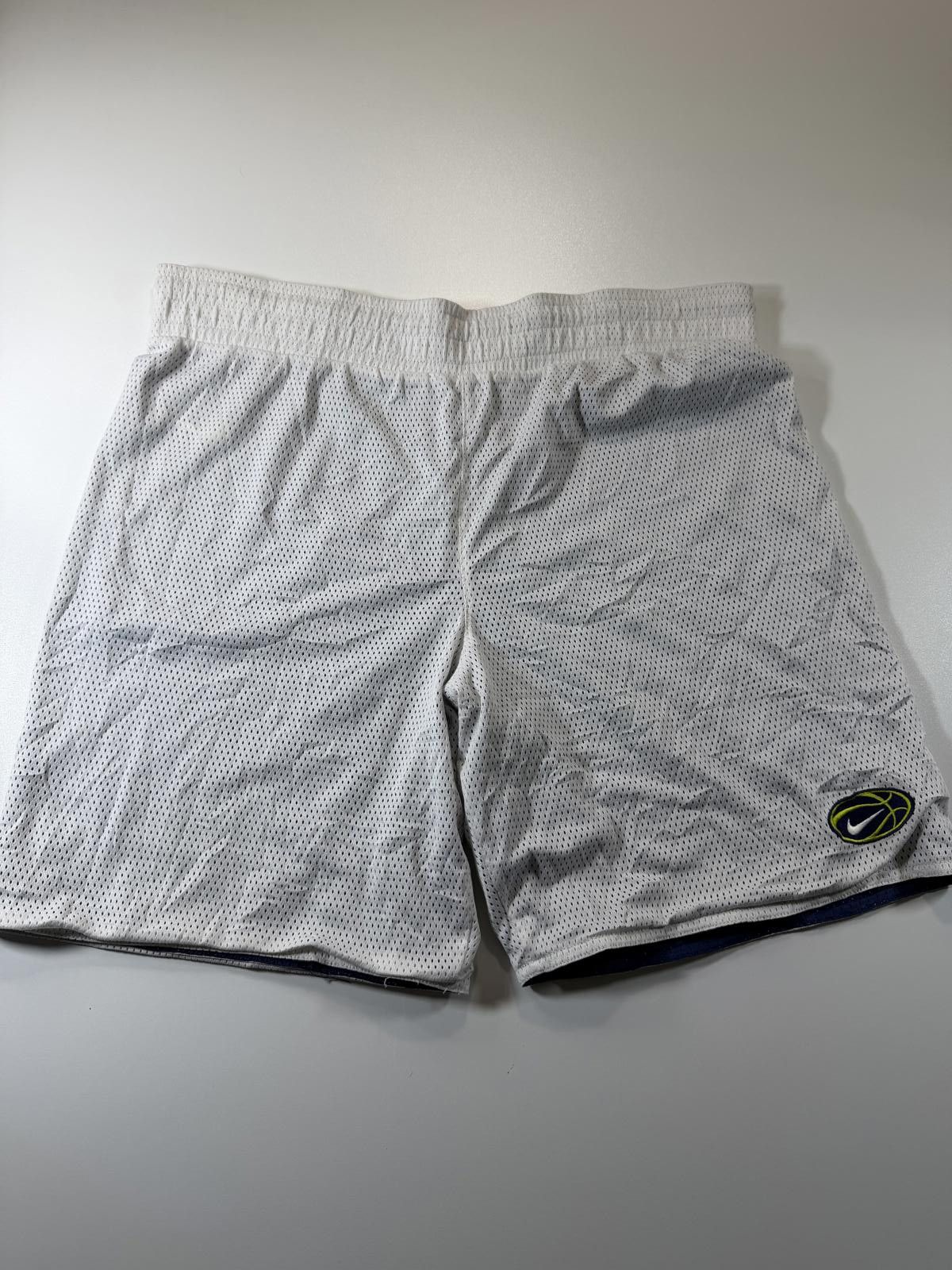 Nike Vintage Nike White Mesh Athletic Shorts with Basketball Logo Size US 32 / EU 48 - 1 Thumbnail
