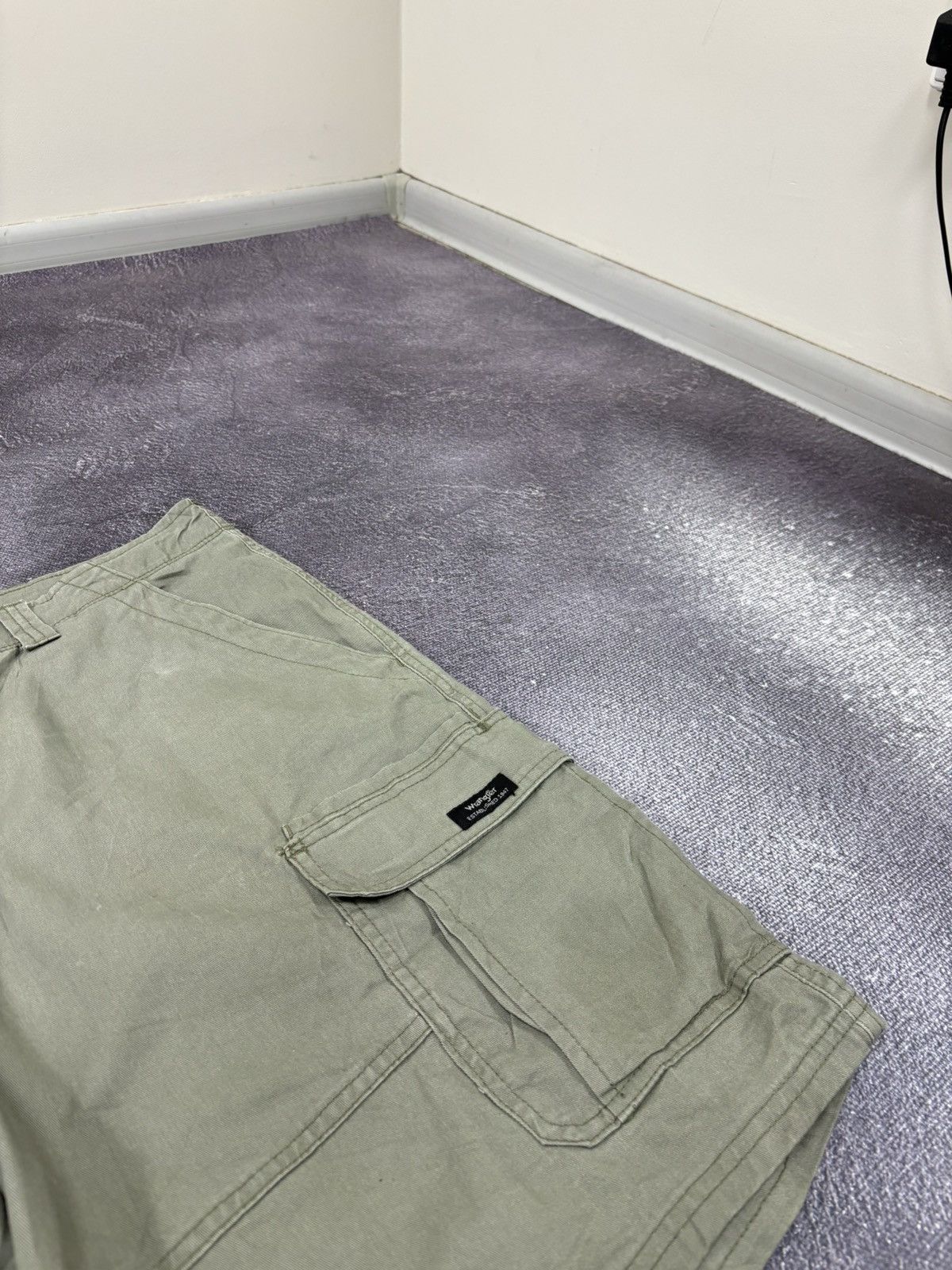 Vintage Vintage Wrangler USA Relaxed Fit Khaki Green Cargo Shorts Size US 38 / EU 54 - 6 Thumbnail