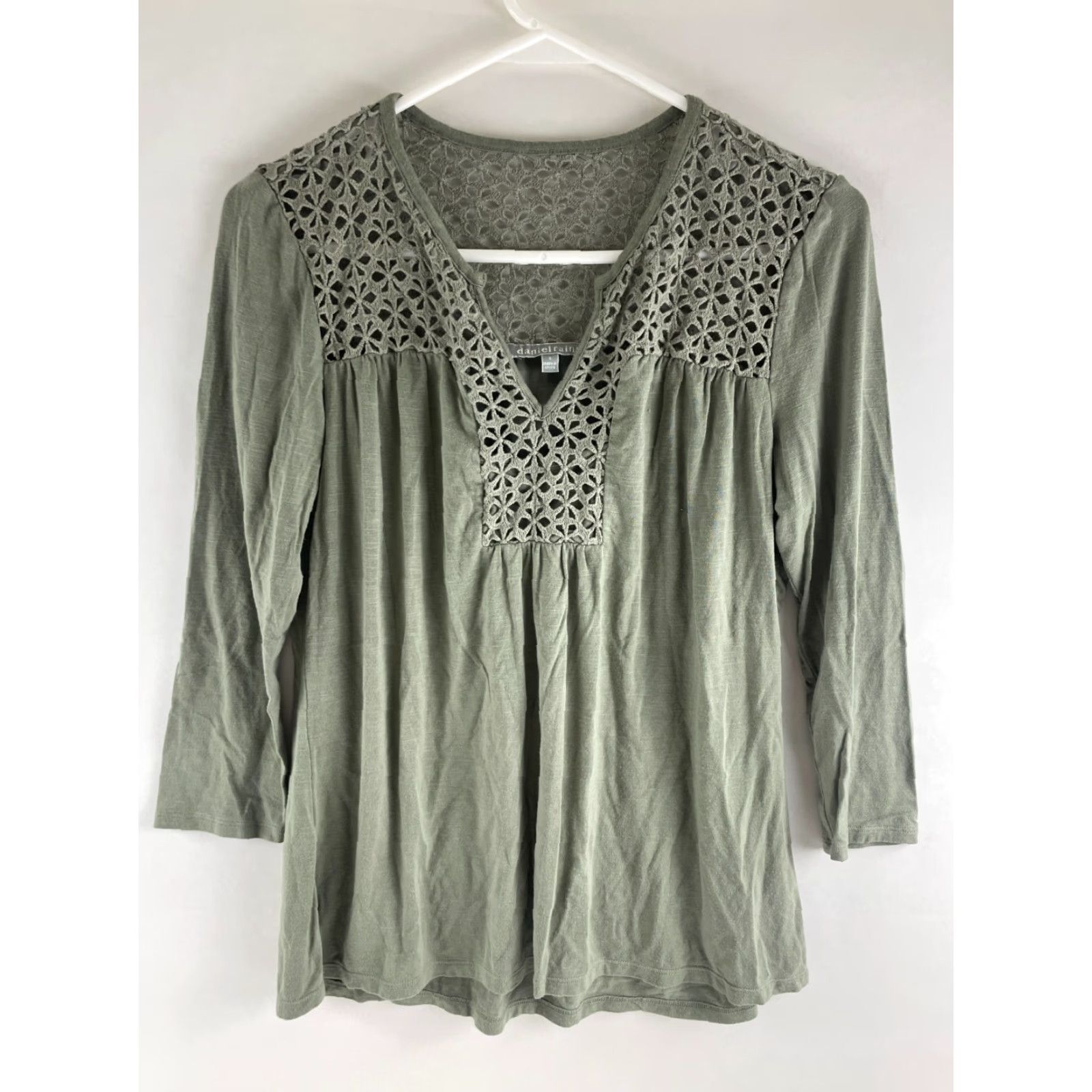 Vintage Daniel Rainn Blouse Women's S Sage Green Floral Crochet 3/4 Sleeve Lace Neck Shirt Womens Small Green Floral Crochet V-Neck Modern Breathable Size S / US 4 / IT 40 - 2 Thumbnail