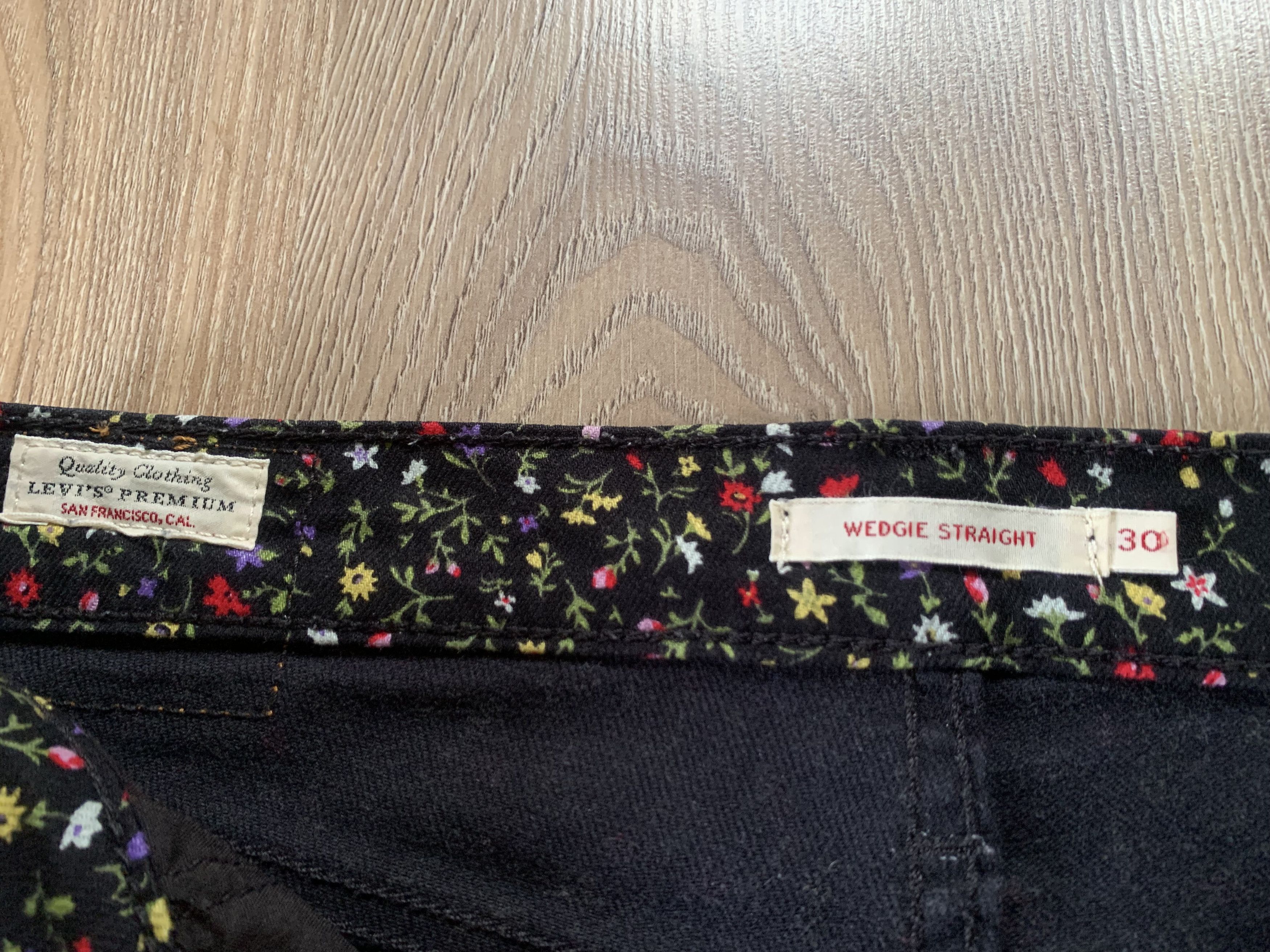 Levi's Women’s Levi’s Premium Wedgie Straight Floral Black Jeans Size 30" / US 8 / IT 44 - 8 Thumbnail