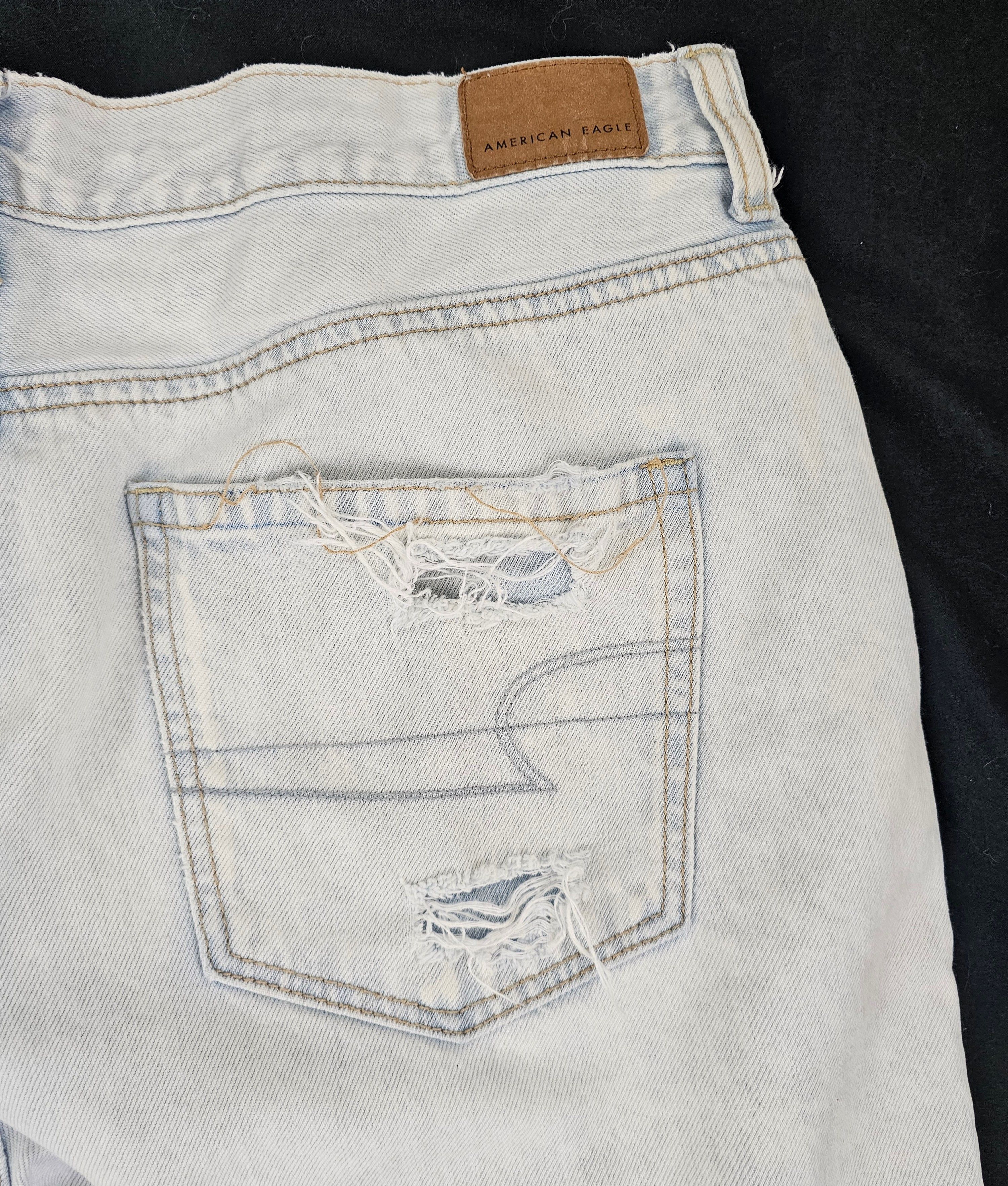 American Eagle Outfitters American Eagle Mom Jean Distressed Light Wash Women's 12 Size 36" / US 14 / IT 50 - 9 Thumbnail