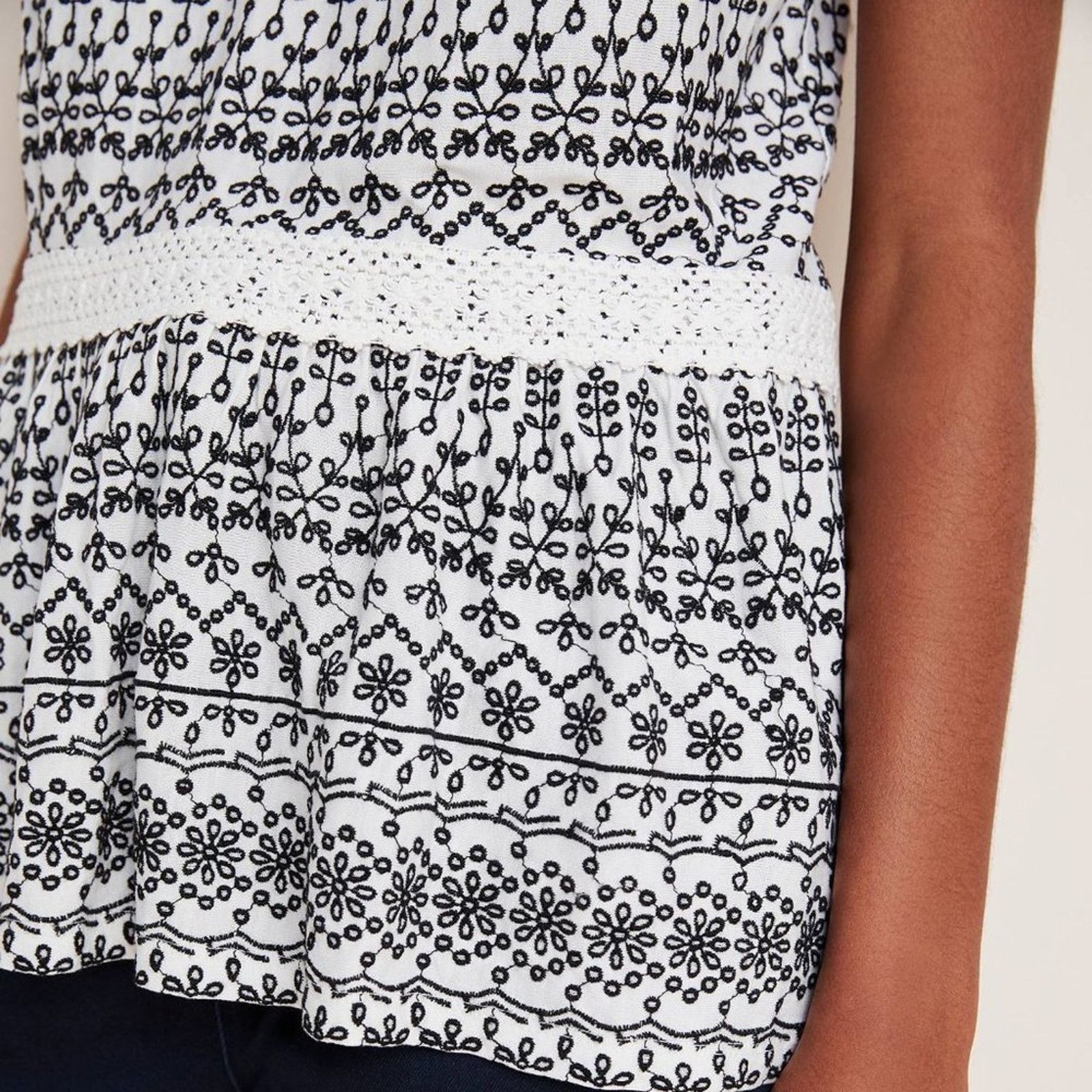 Anthropologie Anthropologie Ivory Cammie Embroidered Peplum Top Size XS / US 0-2 / IT 36-38 - 14 Thumbnail