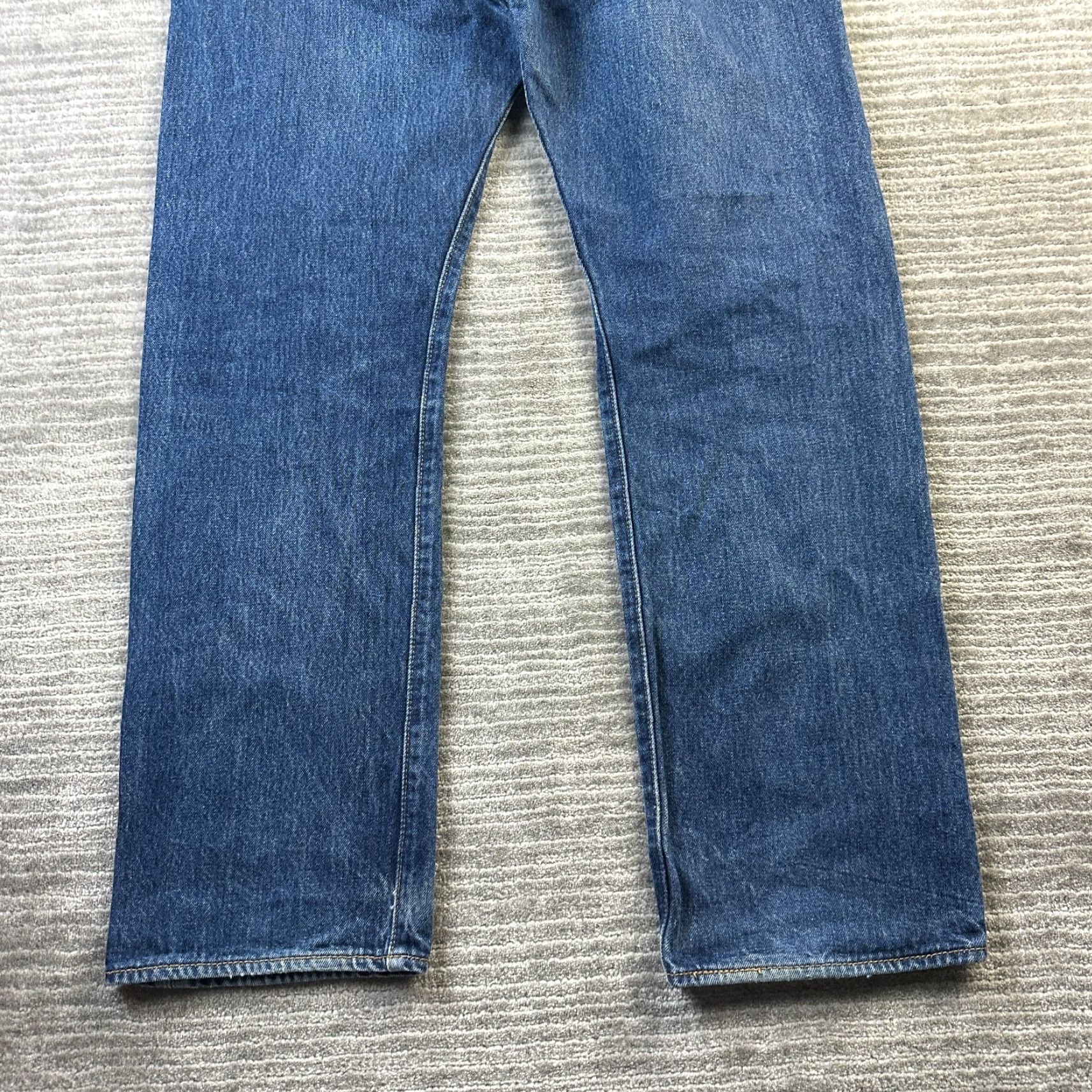 Levi's VINTAGE Levis 501 Jeans Mens 34x30 Blue Denim Pants Button Fly - Levi's 501 Series Straight Waist 34 Regular Size 34 Men Blue Denim Jeans 90s Theme Size US 34 / EU 50 - 4 Thumbnail
