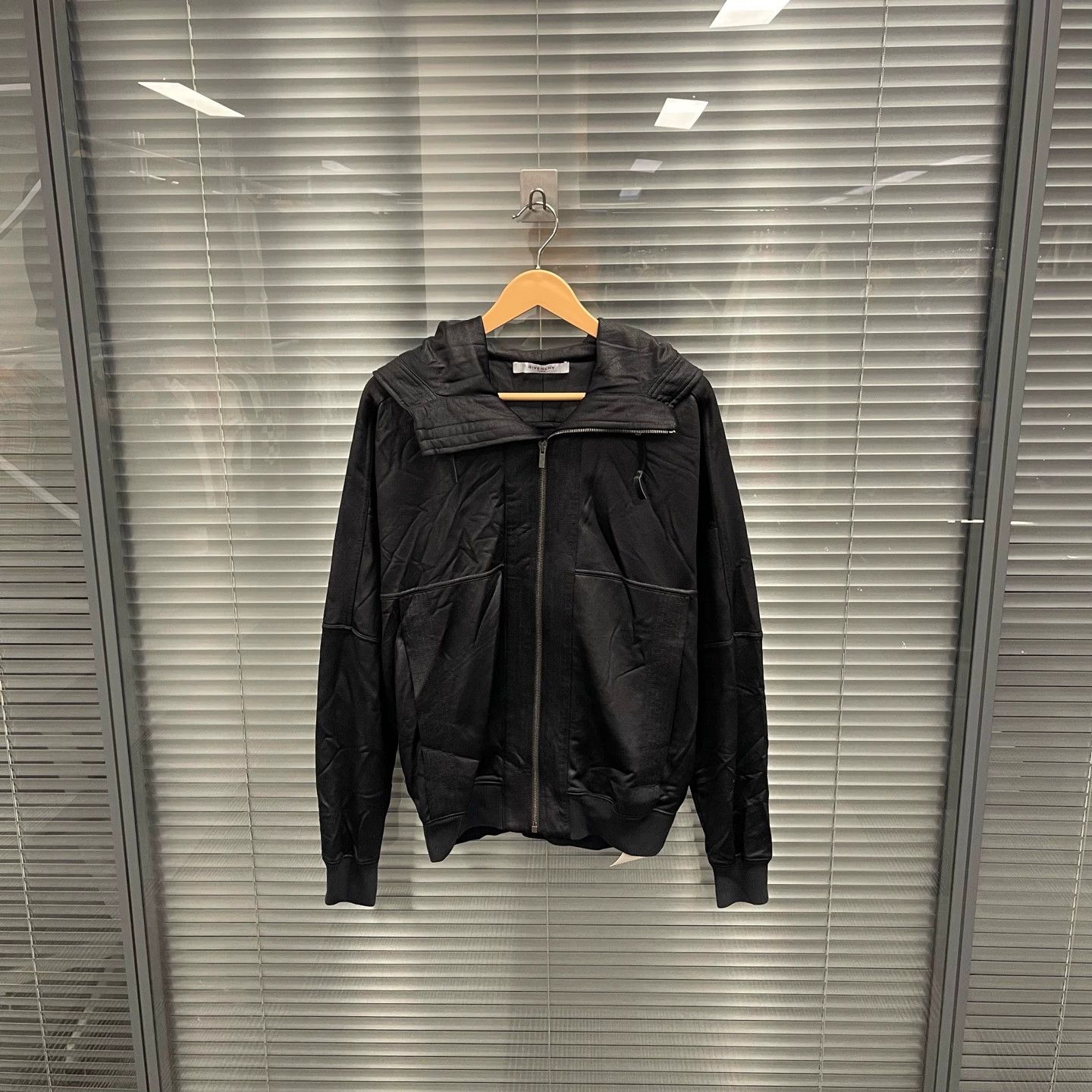 Givenchy Givenchy velvet back large logo jacket XS 99 new Size US XS / EU 42 / 0 - 1 Thumbnail