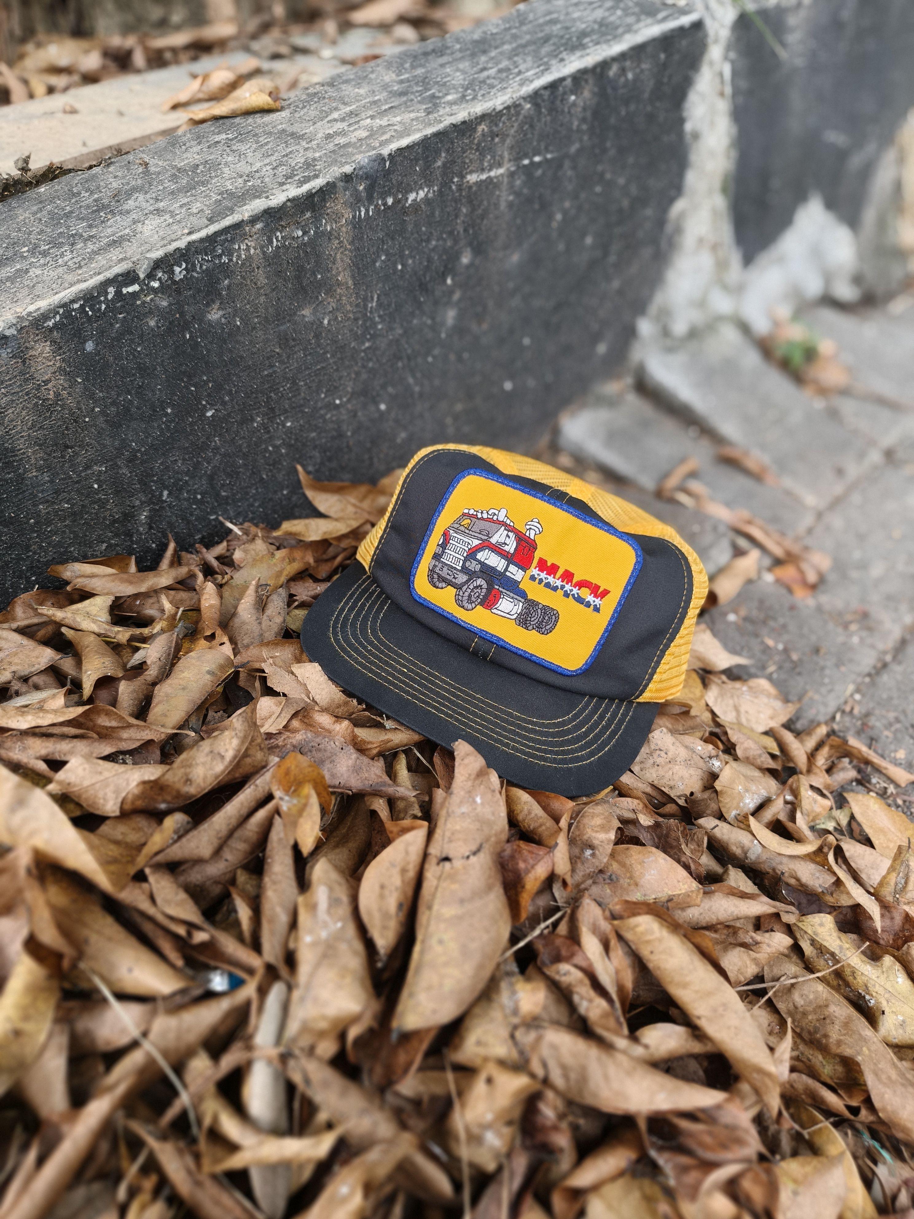 Other Mack Trucks Vintage Trucker hat Size ONE SIZE - 1 Thumbnail