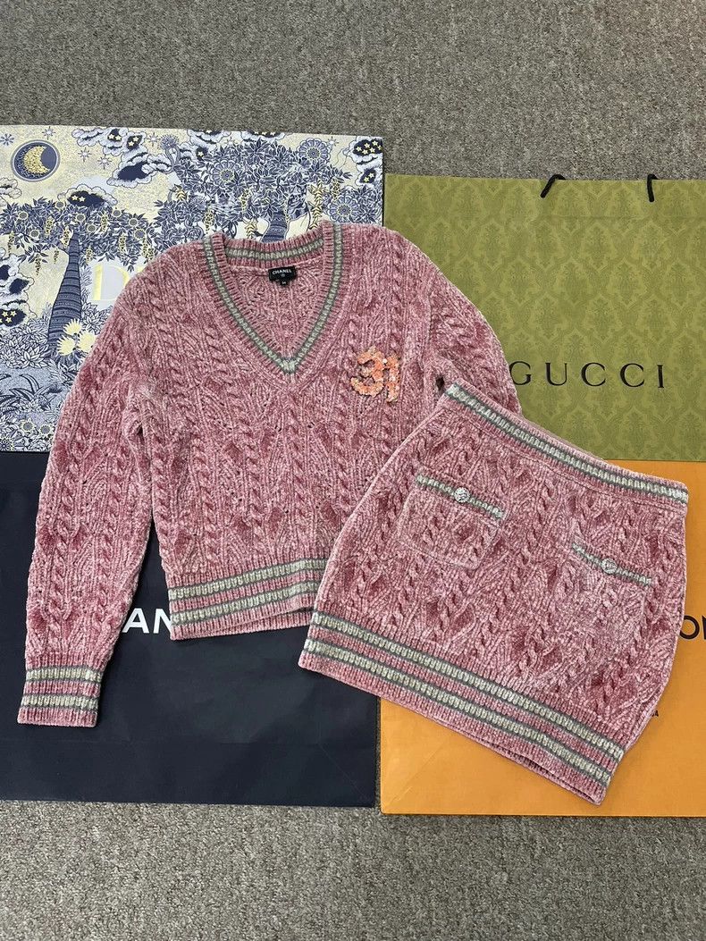 Chanel Chanel 22B pink V-neck velvet knit sweater Size XXS / US 00 / IT 34 - 1 Thumbnail