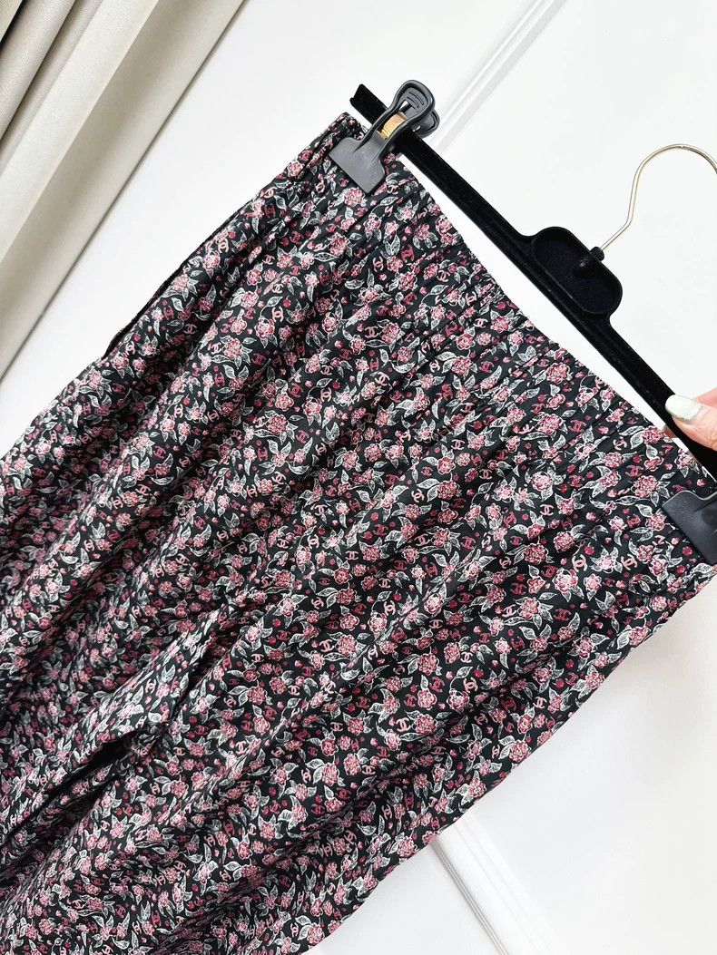 Chanel Chanel 24B black patchwork red broken flower full printed Size 24" / US 00 / IT 34 - 3 Thumbnail