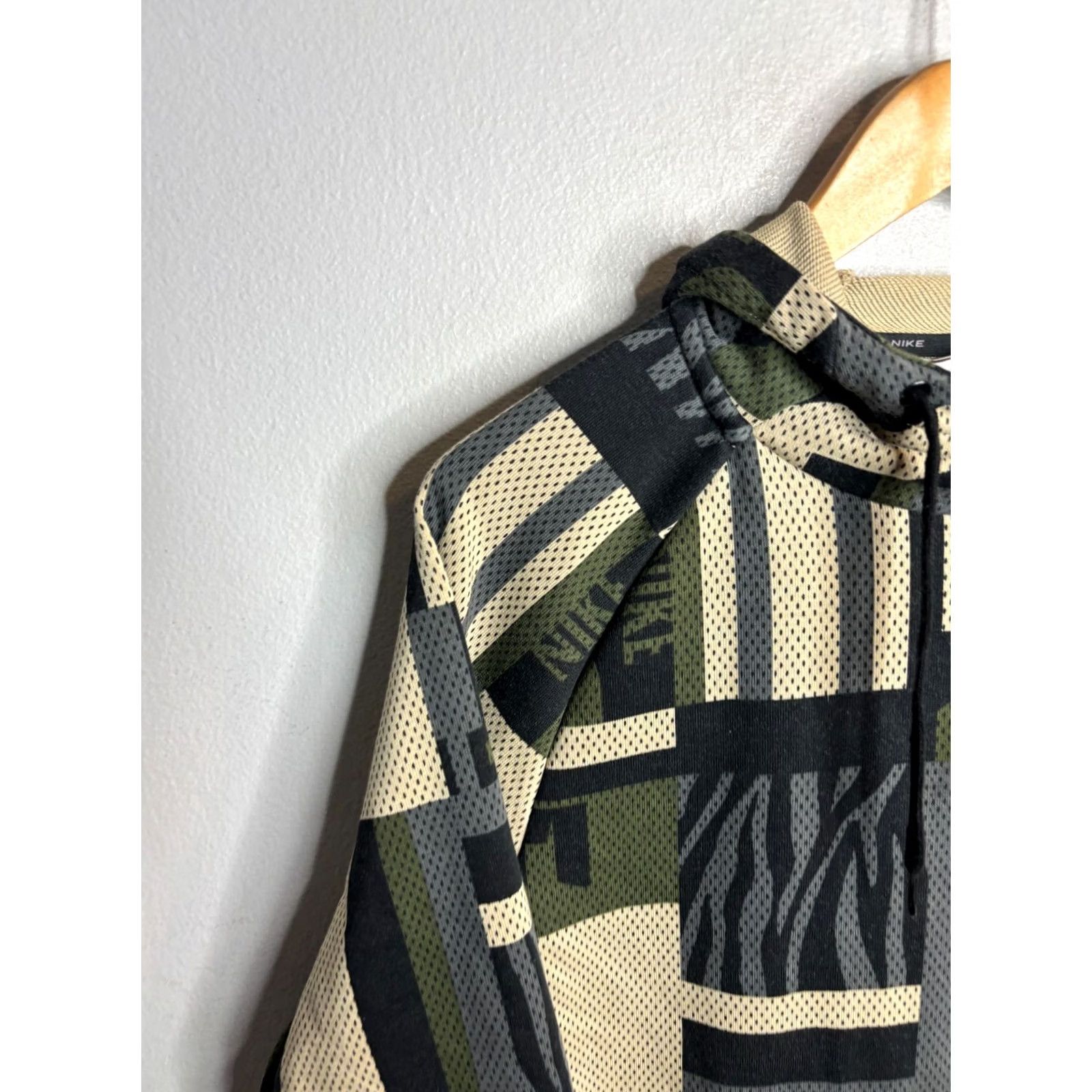 Nike Nike Dri-FIT Cargo Mens Pullover Hoodie S Camouflage Multicolor 61% cotton/39% polyester Hooded Pockets Football City Colorful 8/10 Size US S / EU 44-46 / 1 - 2 Thumbnail