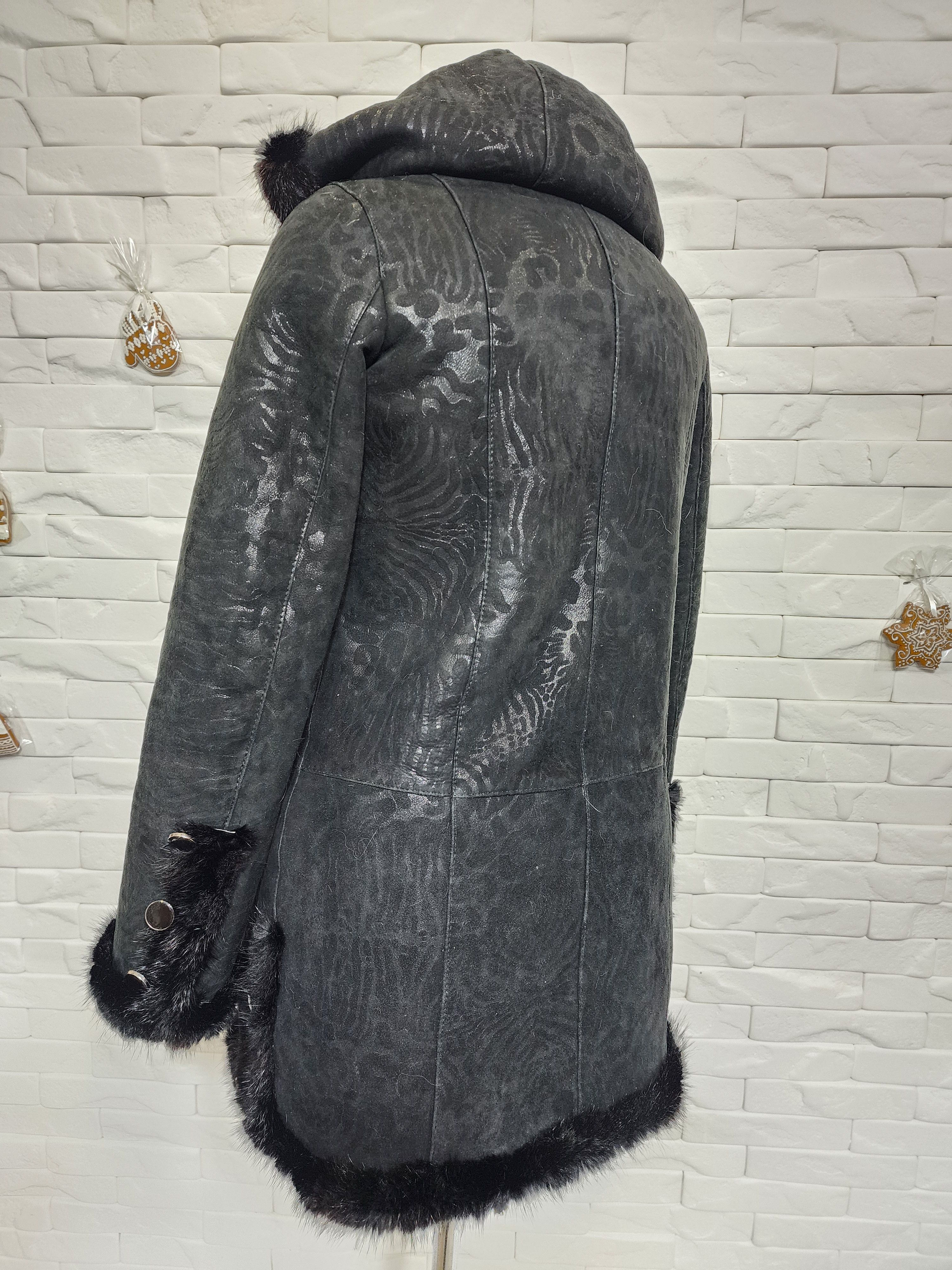 Uniqlo Black Sheepskin Coat: Women's Hooded Fur Coat , Button Front Size M / US 6-8 / IT 42-44 - 6 Thumbnail