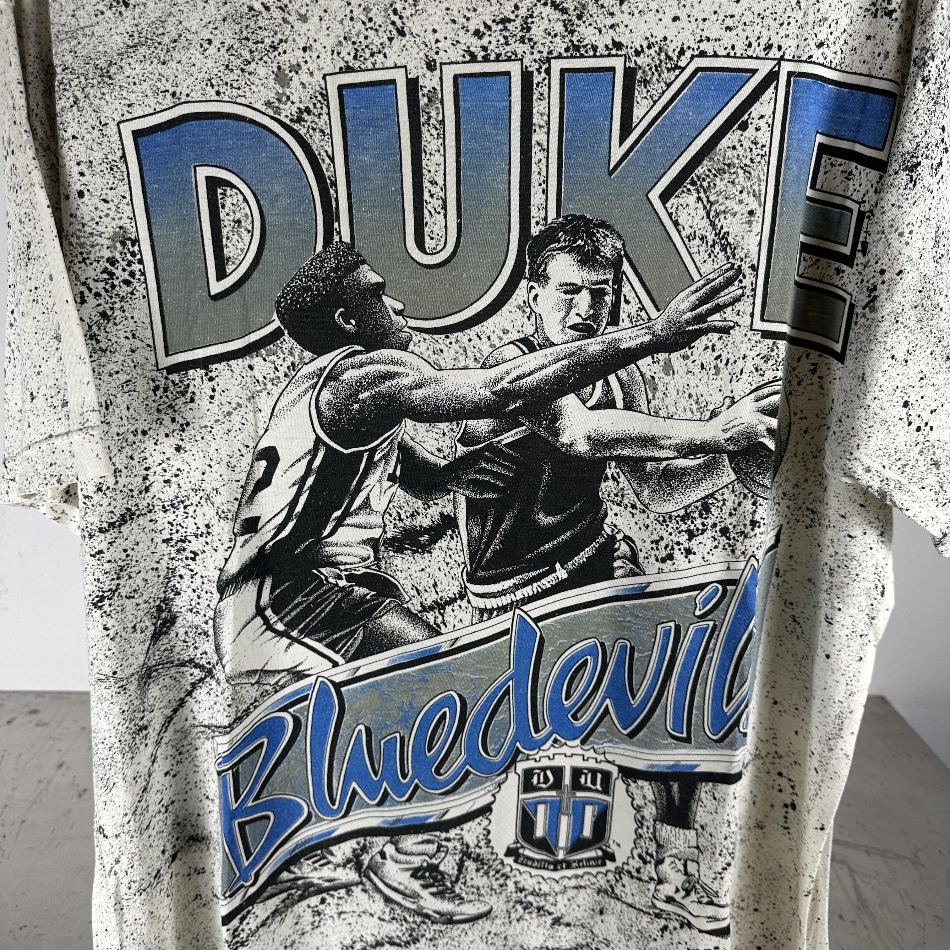 Vintage ​Vintage 90s Duke Blue Devils Basketball NCAA AOP XL T-shirt Size US XL / EU 56 / 4 - 2 Thumbnail