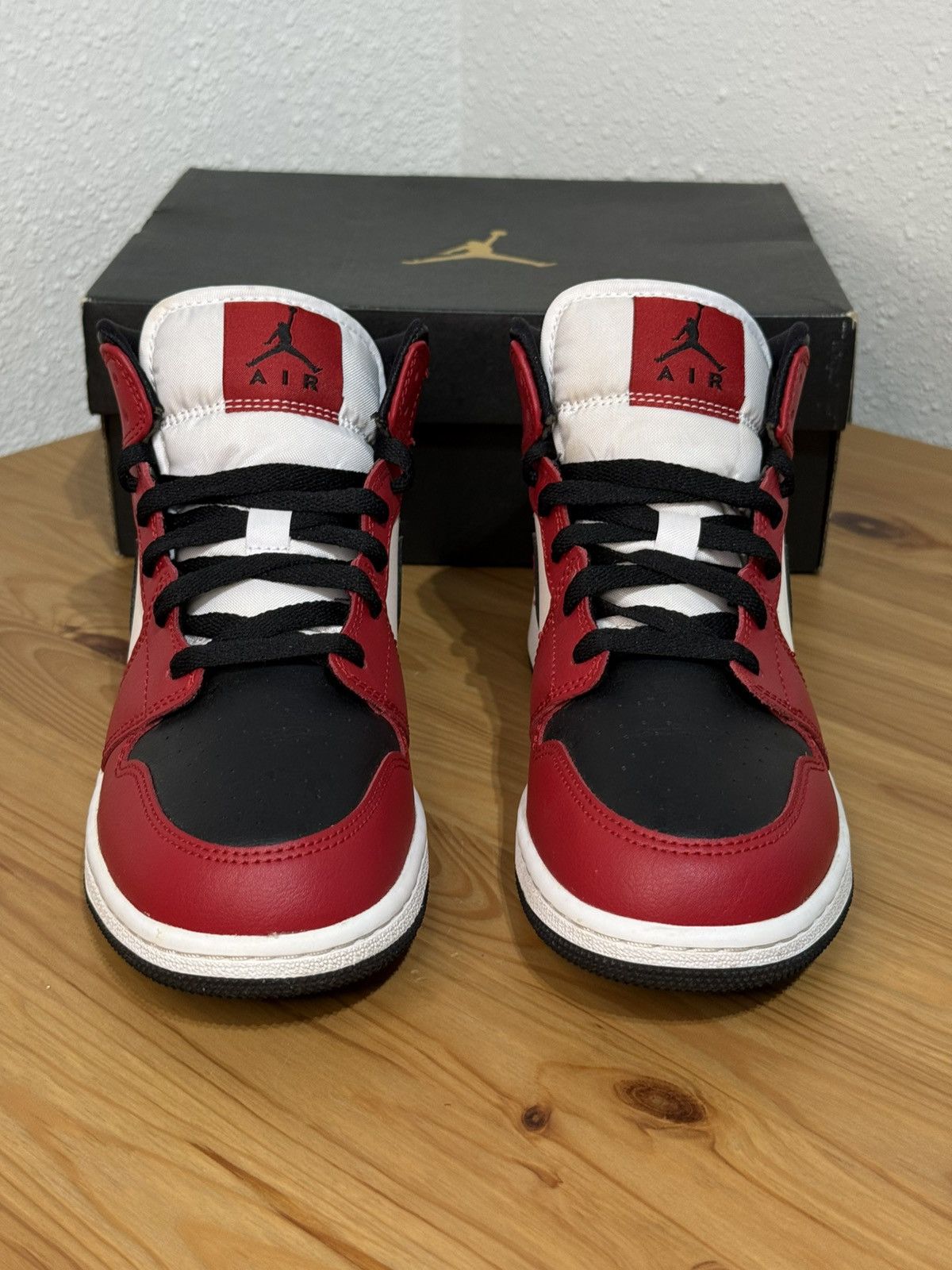 Jordan Brand × Nike Nike Air Jordan 1 Mid Chicago Black Toe size 5Y Women’s 7 Size US 7 / IT 37 - 2 Thumbnail