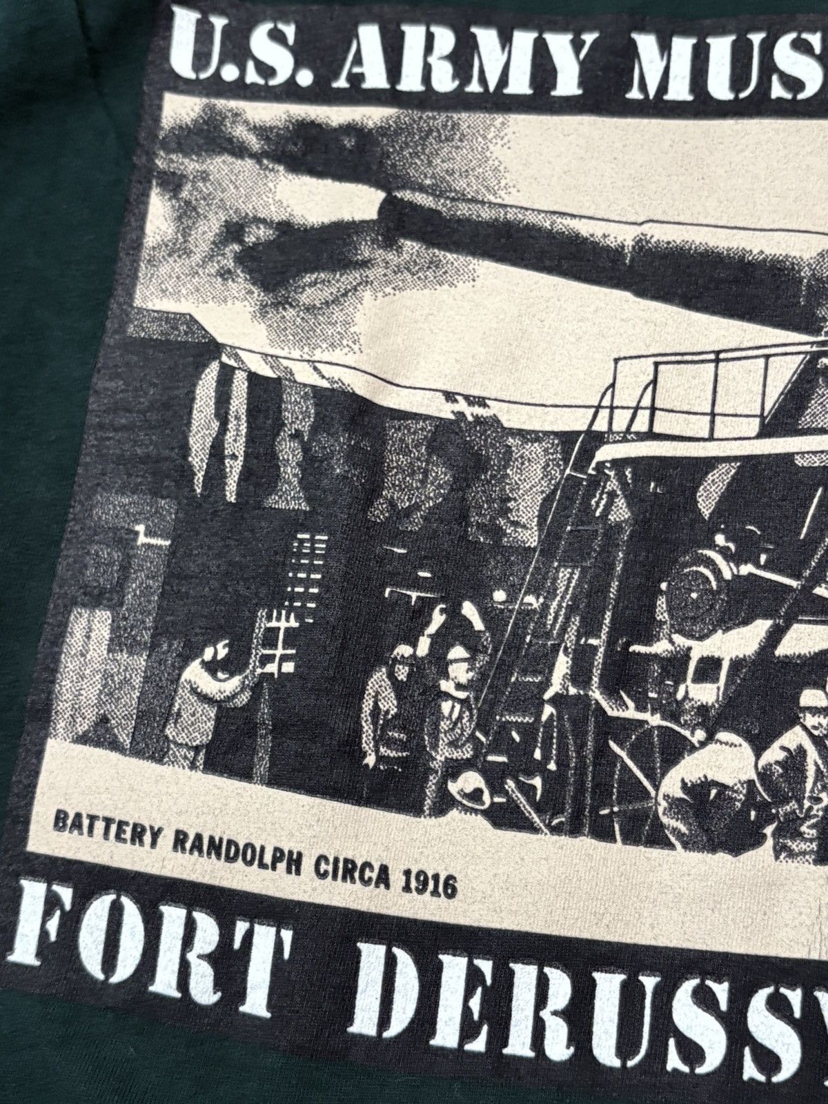 Vintage 90’s US Army Museum Fort Derussy, Hawaii Vintage Tultex Tee Size US L / EU 52-54 / 3 - 3 Thumbnail