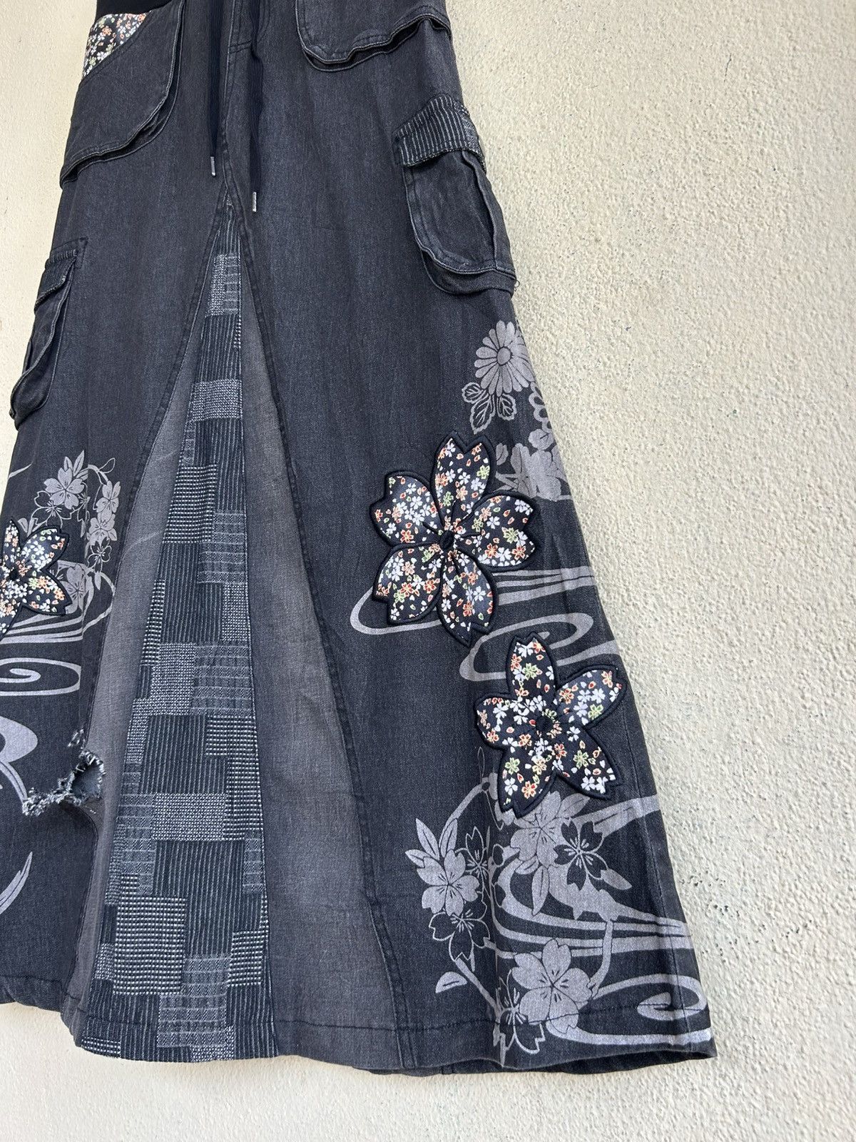 Japanese Brand Karakuri Tamashii Floral Strechable Denim Skirt Size 24" / US 00 / IT 34 - 3 Thumbnail