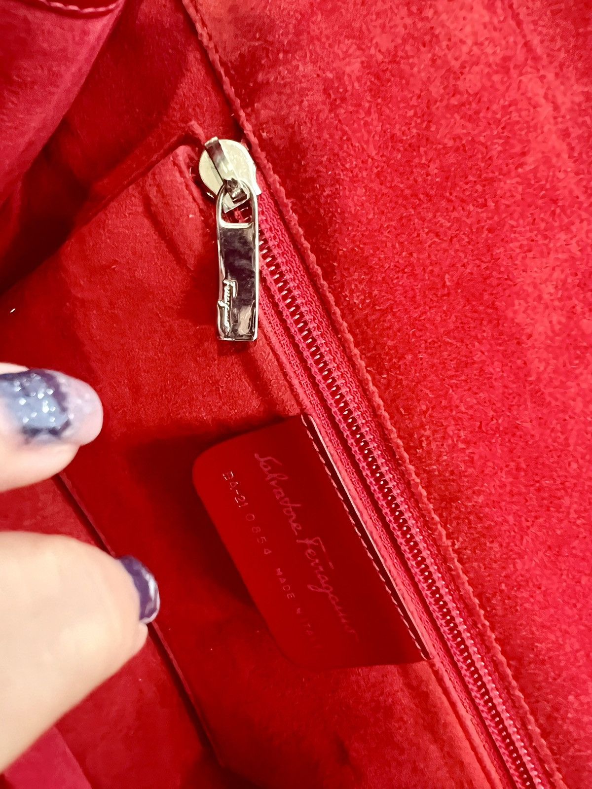 Salvatore Ferragamo Ferragamo Red Gancini Embossed Leather Shoulder Bag Size ONE SIZE - 14 Thumbnail