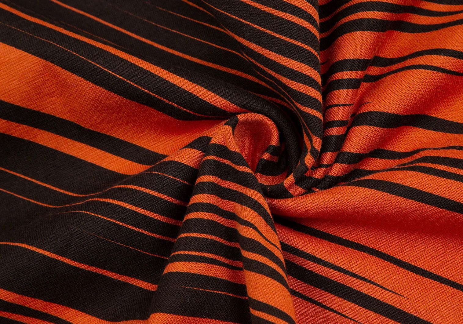 Issey Miyake Zigzag Line Print T-shirt in Orange and Black, Size L Size US L / EU 52-54 / 3 - 14 Thumbnail