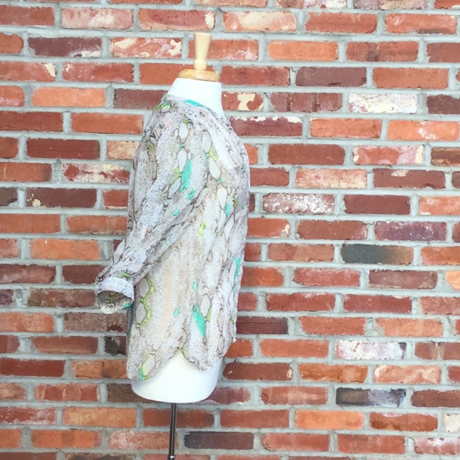 Covington Covington Essentials V-neck Animal Print Sheer L/S SZ M* Size M / US 6-8 / IT 42-44 - 4 Thumbnail