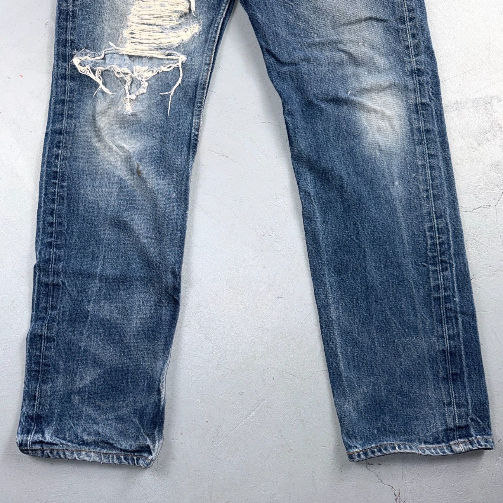 Levi's VINTAGE Levi's 501 Jeans Blue 90s USA Straight Leg 35x36 Men?s Regular 5-Pocket Denim Blue Size US 35 - 3 Thumbnail