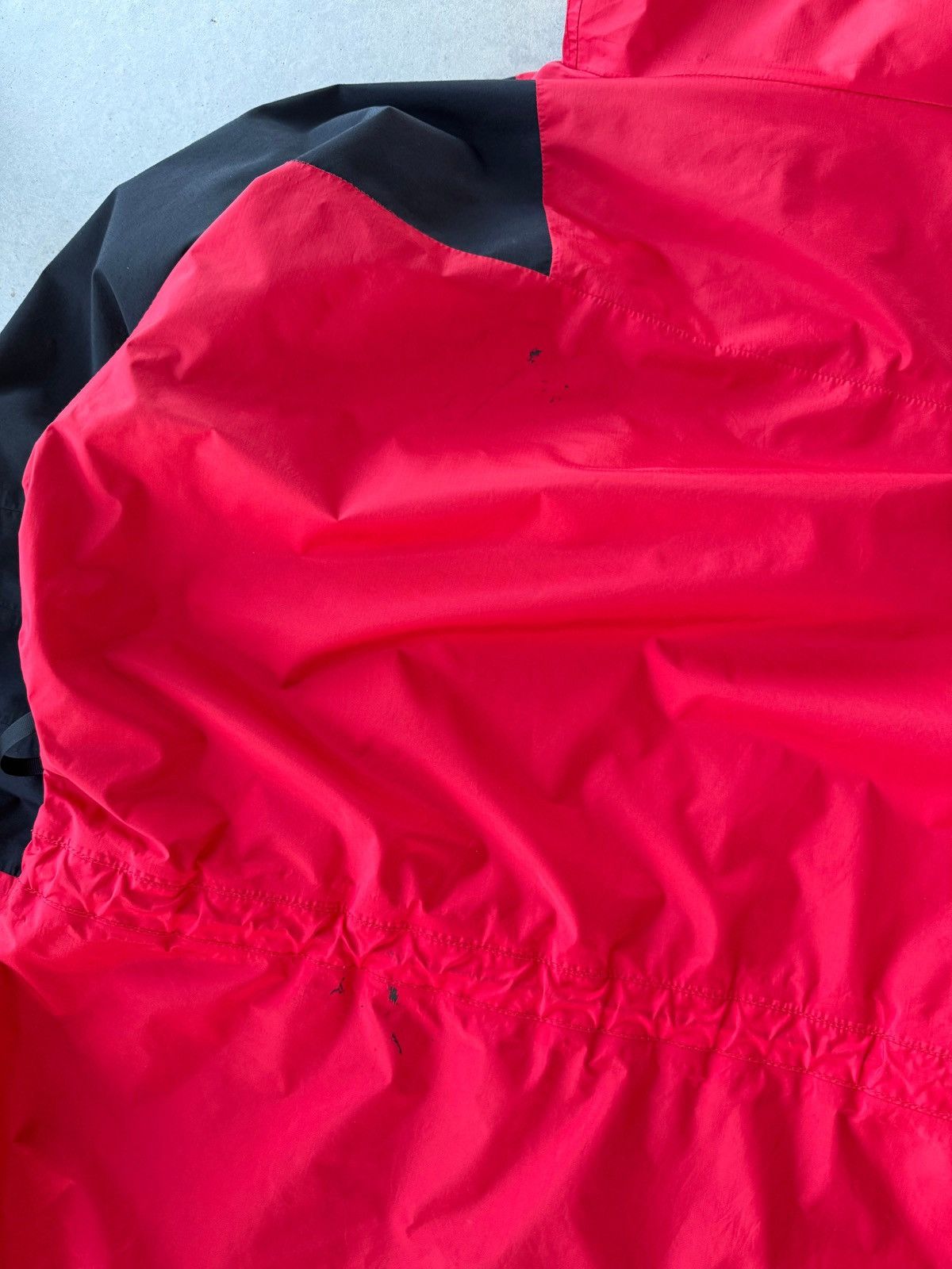 The North Face Vintage 90s The North Face Gortex Red Hooded Jacket Size US L / EU 52-54 / 3 - 6 Thumbnail