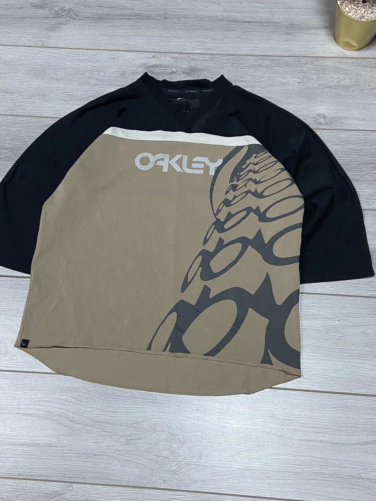 Vintage Oakley monogram over print big logo t-shirt 1/3 long Size US L / EU 52-54 / 3 - 2 Thumbnail