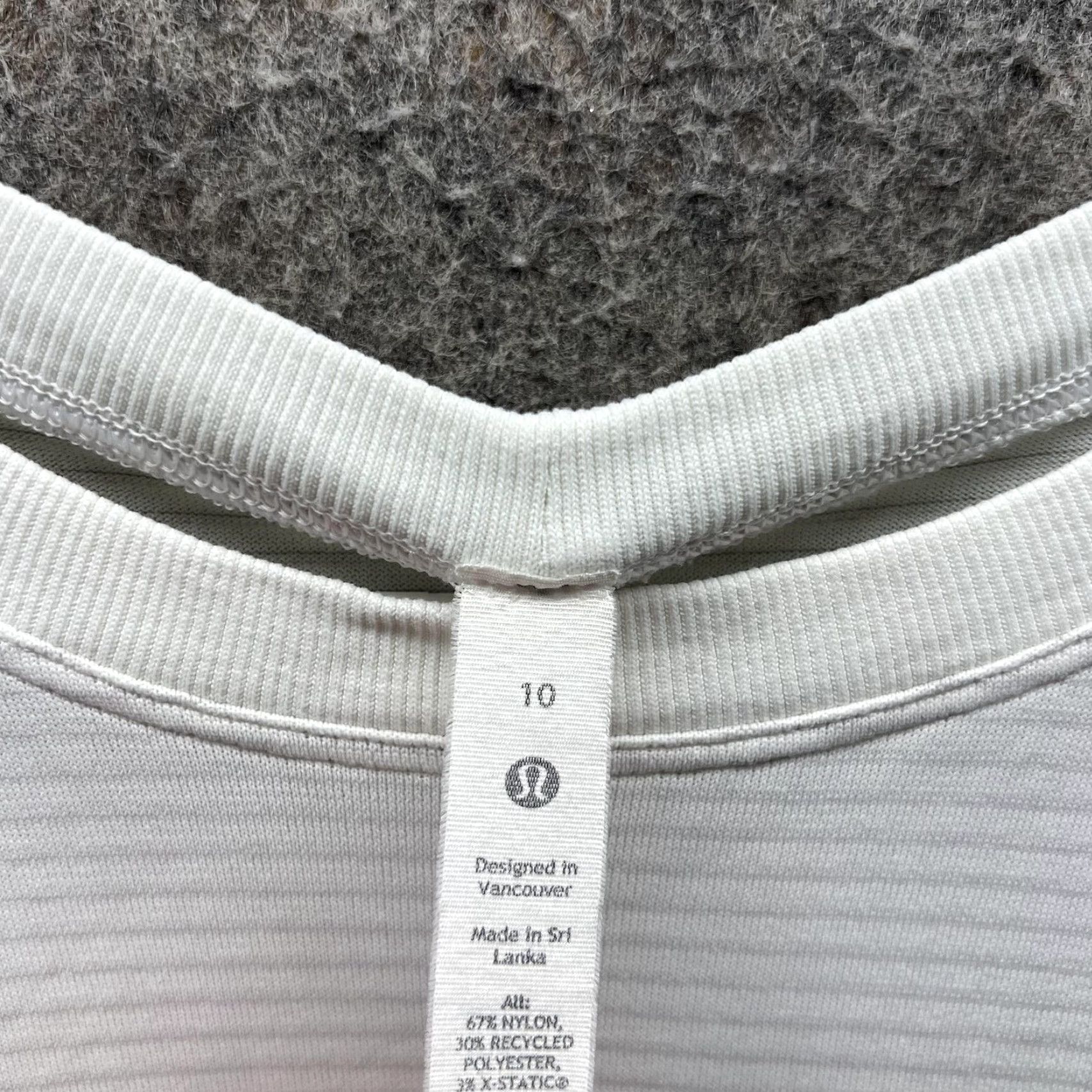 Lululemon Lululemon Shirt Women 10 White T-Shirt Polyester Crewneck Short Sleeve Casual Tee Modern Basic Mens Womens Girls Boys Size L / US 10 / IT 46 - 6 Thumbnail