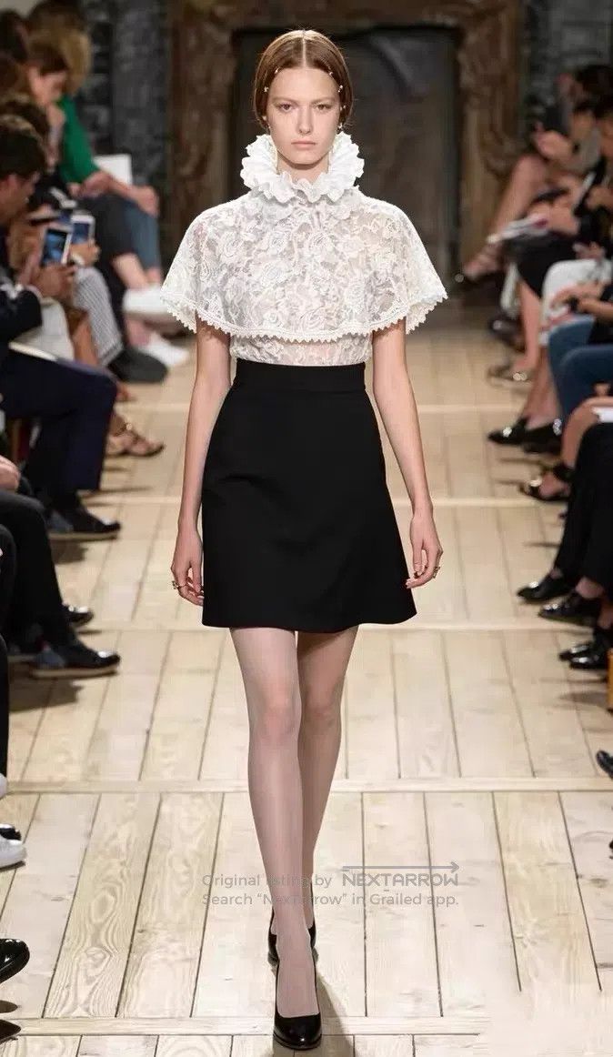 Valentino Valentino Cloak lace dress Size M / US 6-8 / IT 42-44 - 2 Thumbnail