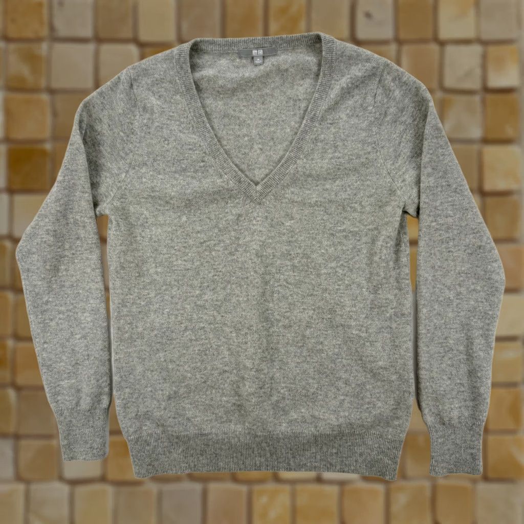 Uniqlo UNIQLO Cashmere Sweater Mens M Gray V-Neck Long Sleeve Casual Pullover Knit Regular Lightweight Breathable Classic Vintage No Size US M / EU 48-50 / 2 - 1 Thumbnail