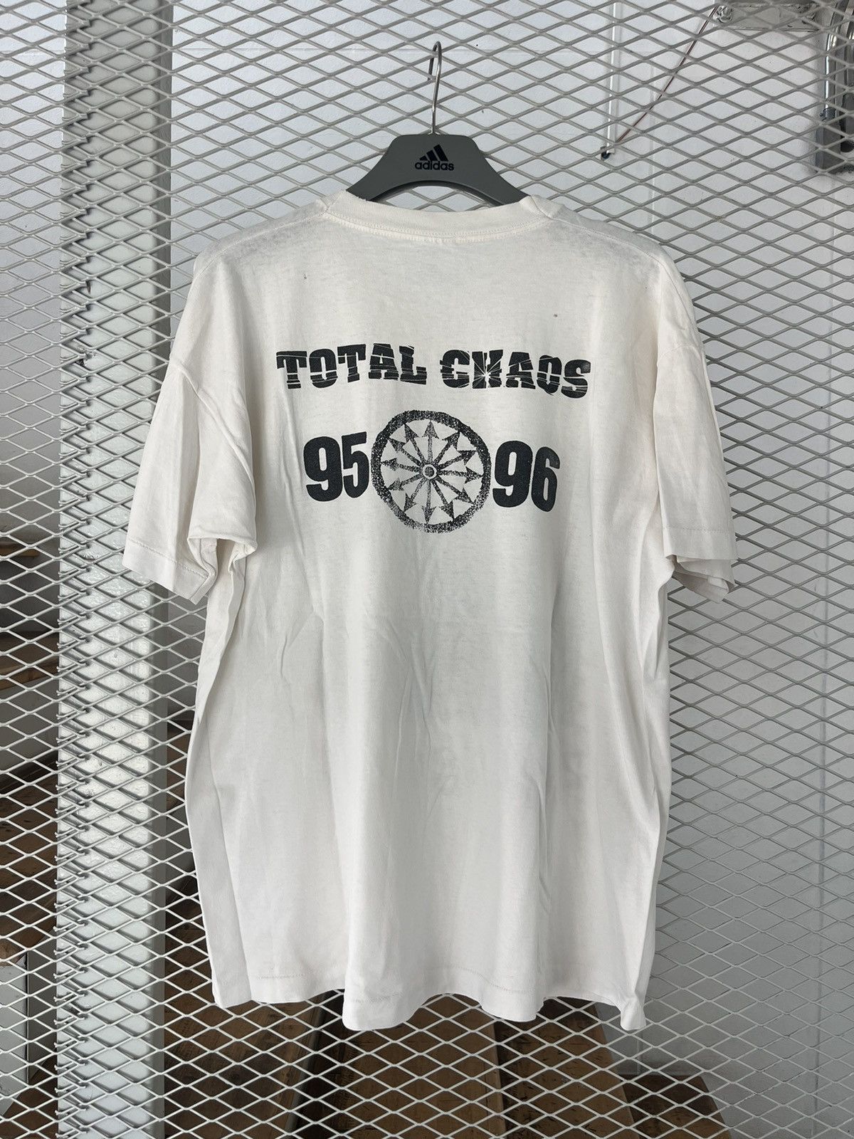 Band Tees × Vintage Vintage LEVELLERS Zeitgeist Total Chaos 95/96 Band Tshirt Size US XL / EU 56 / 4 - 3 Thumbnail