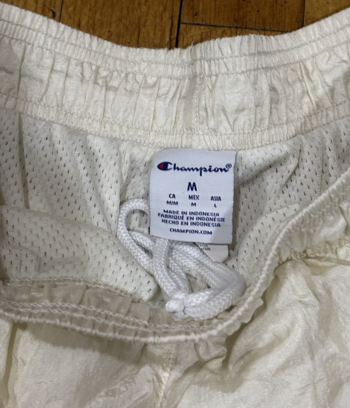 Champion × Vintage Vintage Champion “OffWhite” Nylon shorts size Medium Size US 35 - 3 Thumbnail