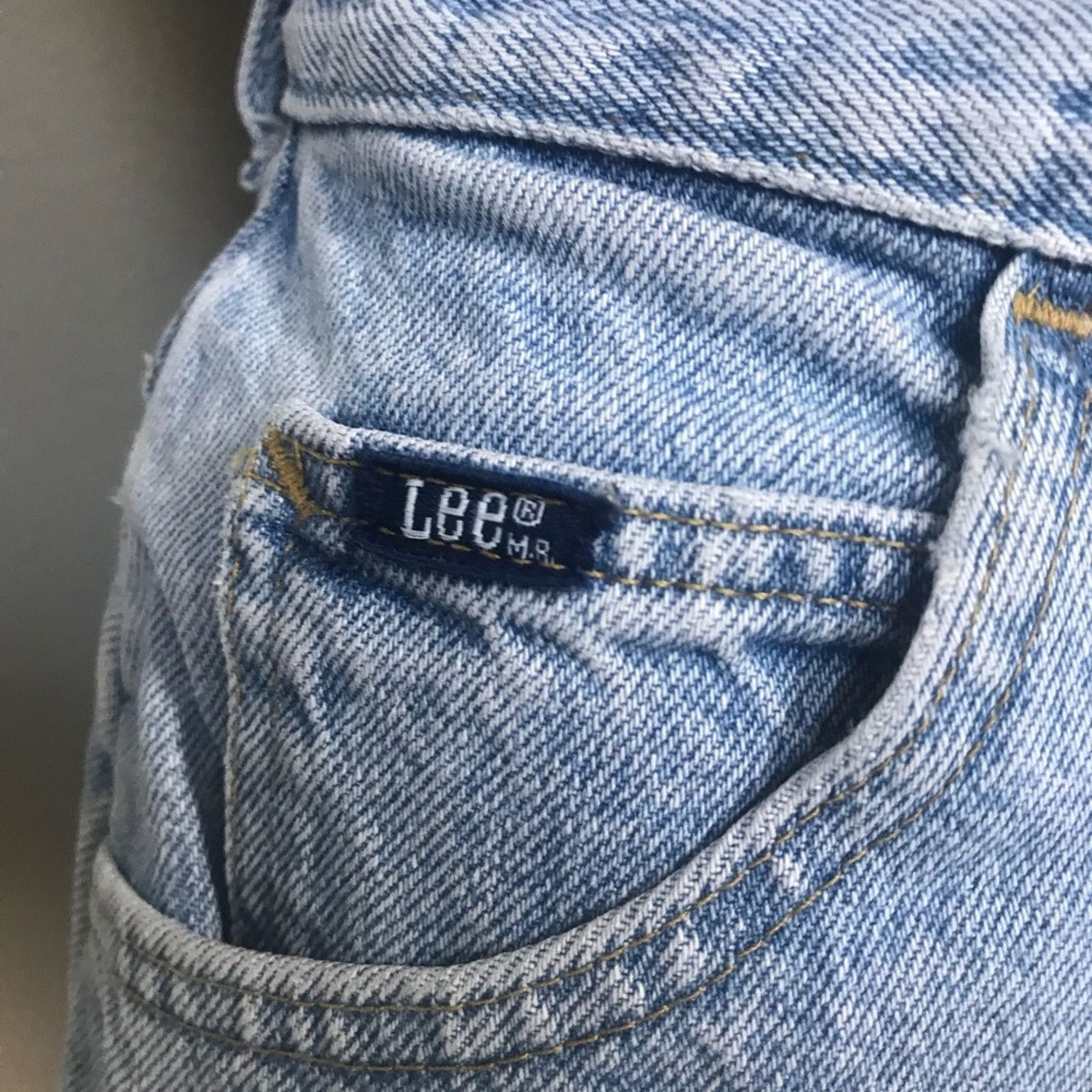 Vintage Vintage High Waisted Light Wash Denim Lee Shorts 1970s GREAT Size 26" / US 2 / IT 38 - 3 Thumbnail