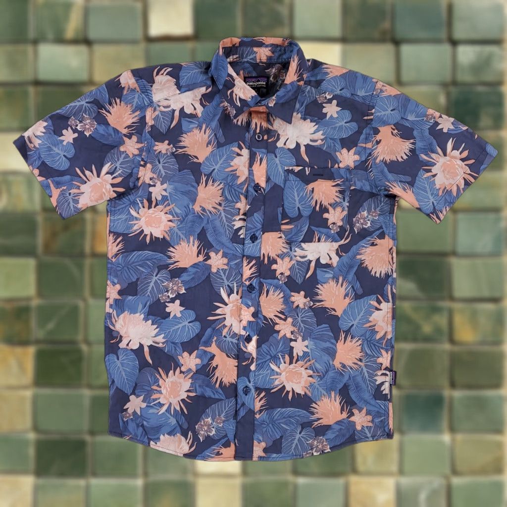 Patagonia Patagonia Camp Shirt Blue Pink Floral Short Sleeve Mens S Hawaiian Button-Up Shirt Size US S / EU 44-46 / 1 - 1 Thumbnail