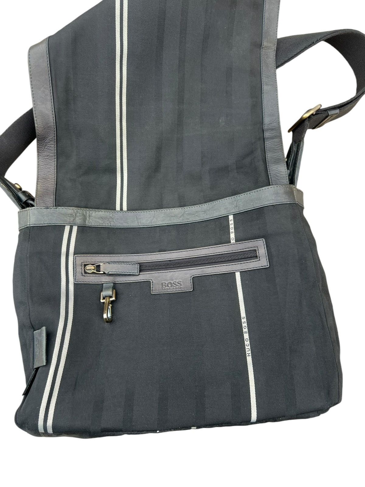 Hugo Boss × Leather Hugo Boss Fade Patina Leather Heavy Messenger Bag Size ONE SIZE - 22 Thumbnail