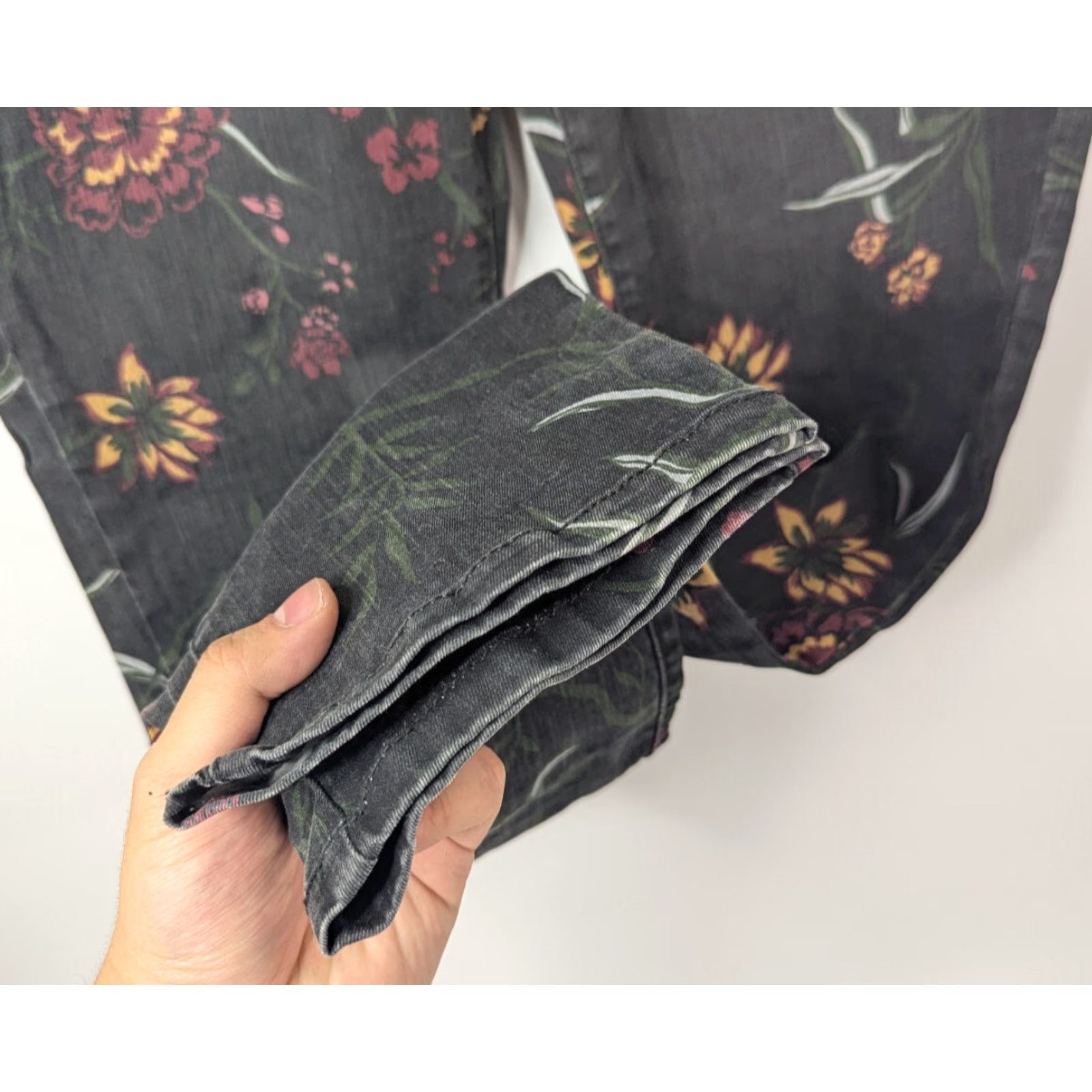 Vintage Bandolino Amy Floral Pants Women Size 8 Black Stretch Straight Leg Casual Size 30" / US 8 / IT 44 - 3 Thumbnail
