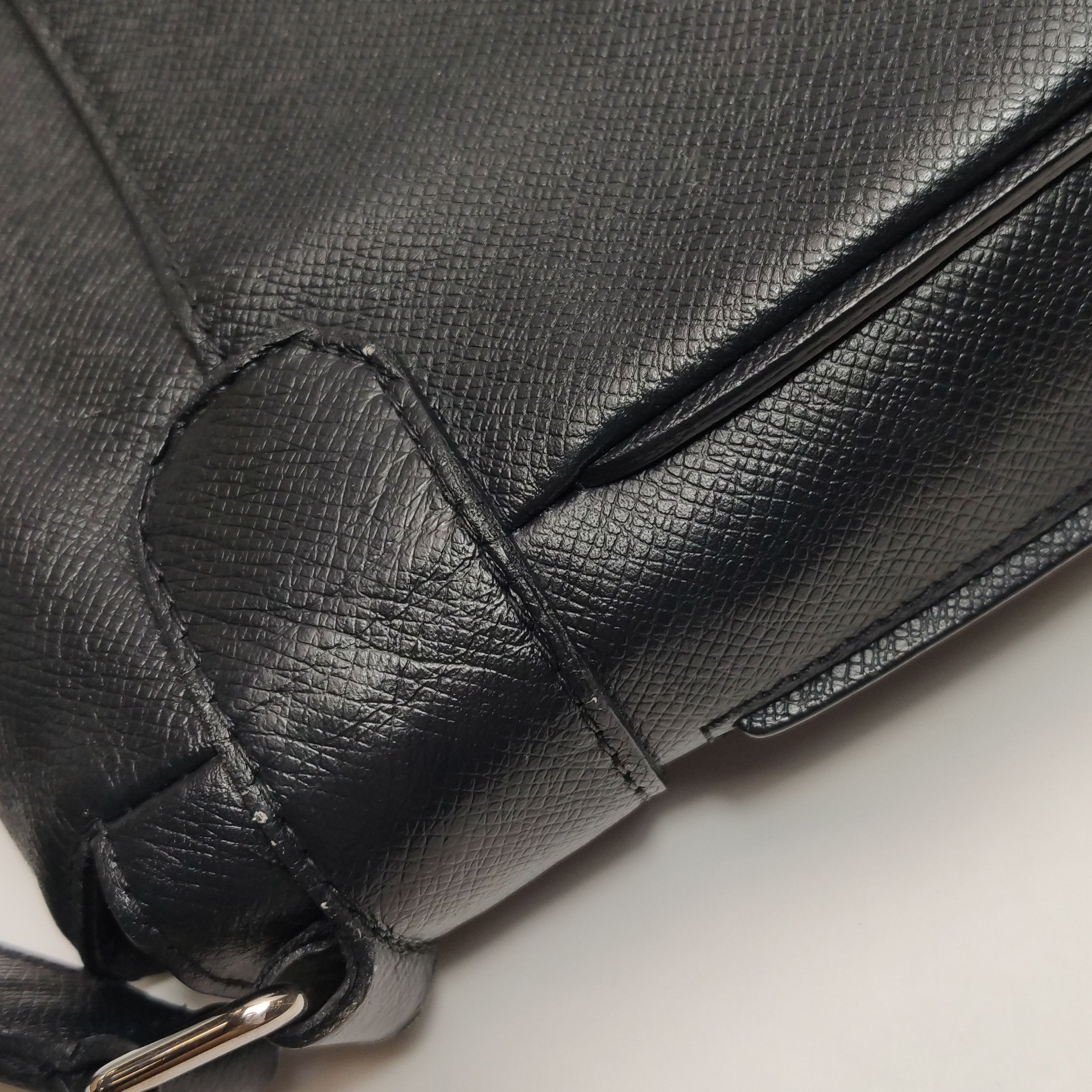 Louis Vuitton Louis Vuitton (LV) Roman leather solid color flap crossbody Size ONE SIZE - 4 Thumbnail