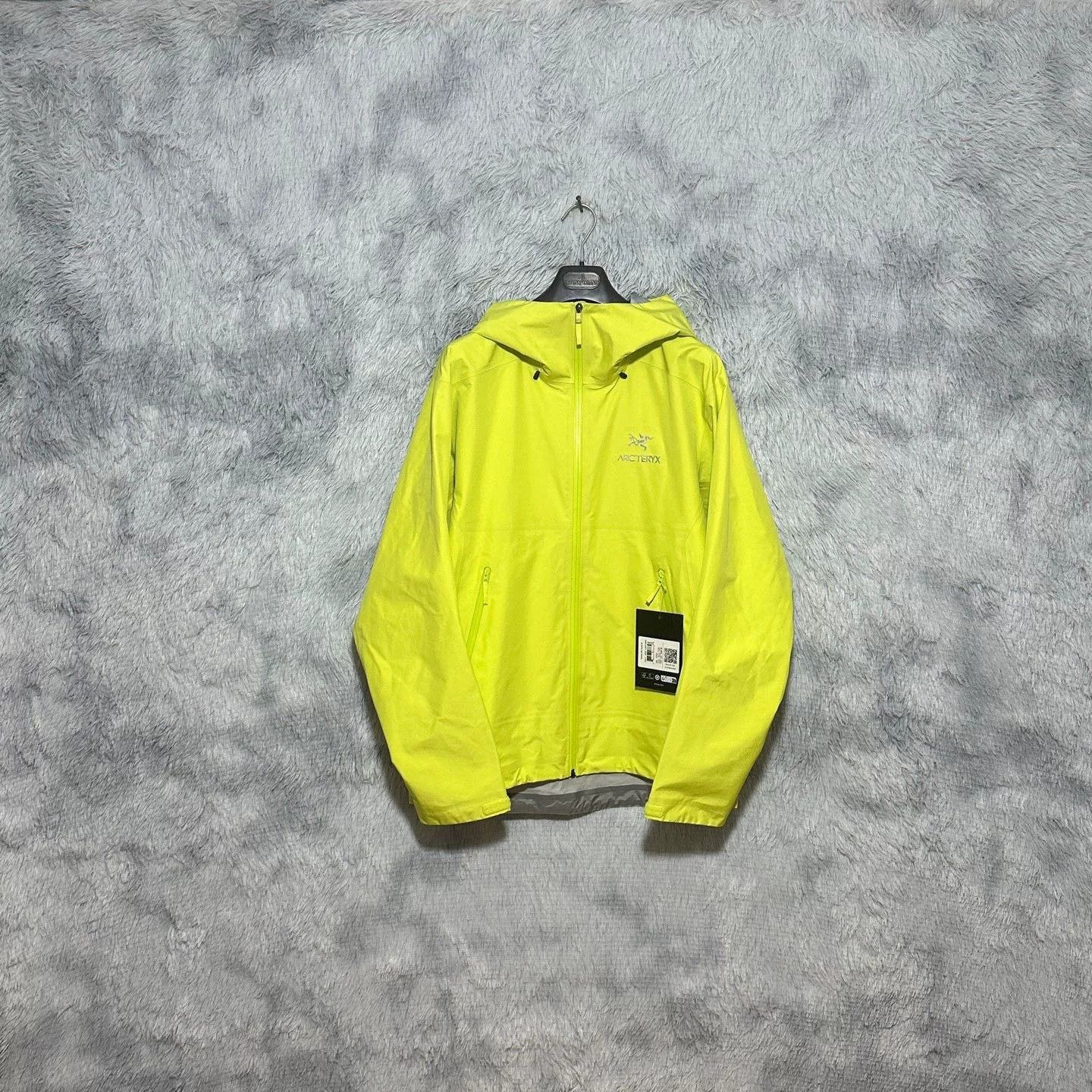 Arc'teryx Arcteryx Beta LT Jacket in Vibrant Green Size US L / EU 52-54 / 3 - 1 Thumbnail