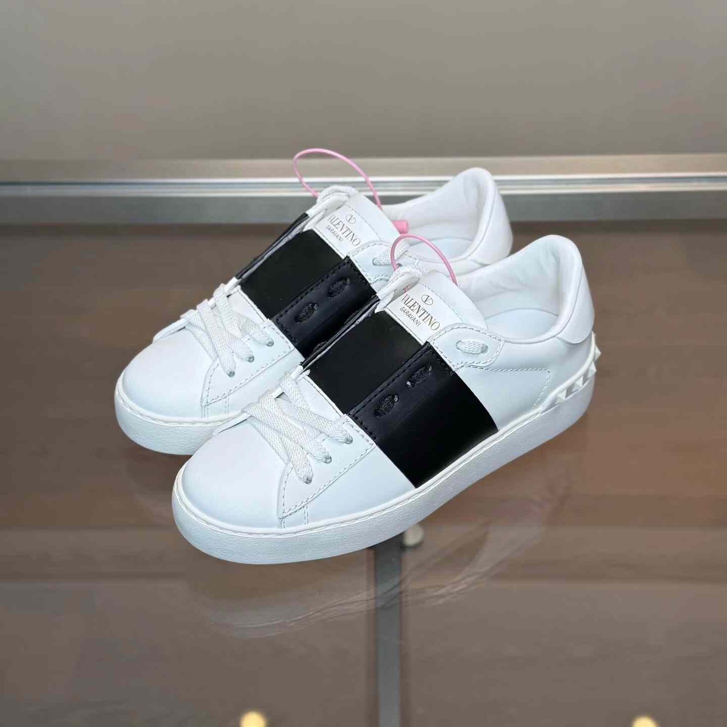 Valentino Valentino White Lowtop Sneakers 35 Women Size US 5 / IT 35 - 1 Thumbnail